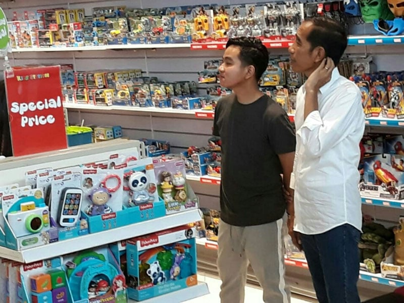 Presiden Joko Widodo mengajak keluarga berjalan-jalan di The Park Mall Solo Baru, Sukoharjo, Rabu, 1 Mei 2019.