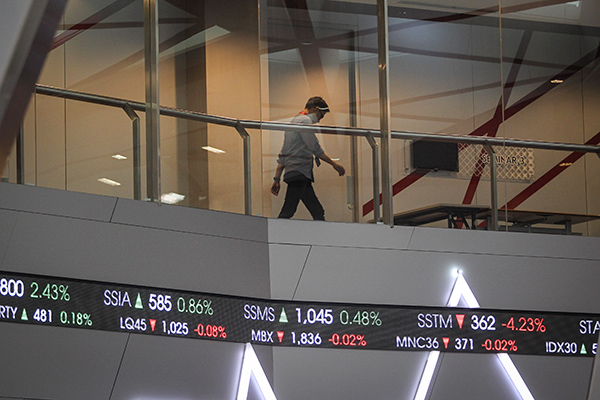 Pekerja beraktivitas di atas layar pergerakan Indeks Harga Saham Gabungan (IHSG) di gedung Bursa Efek Indonesia