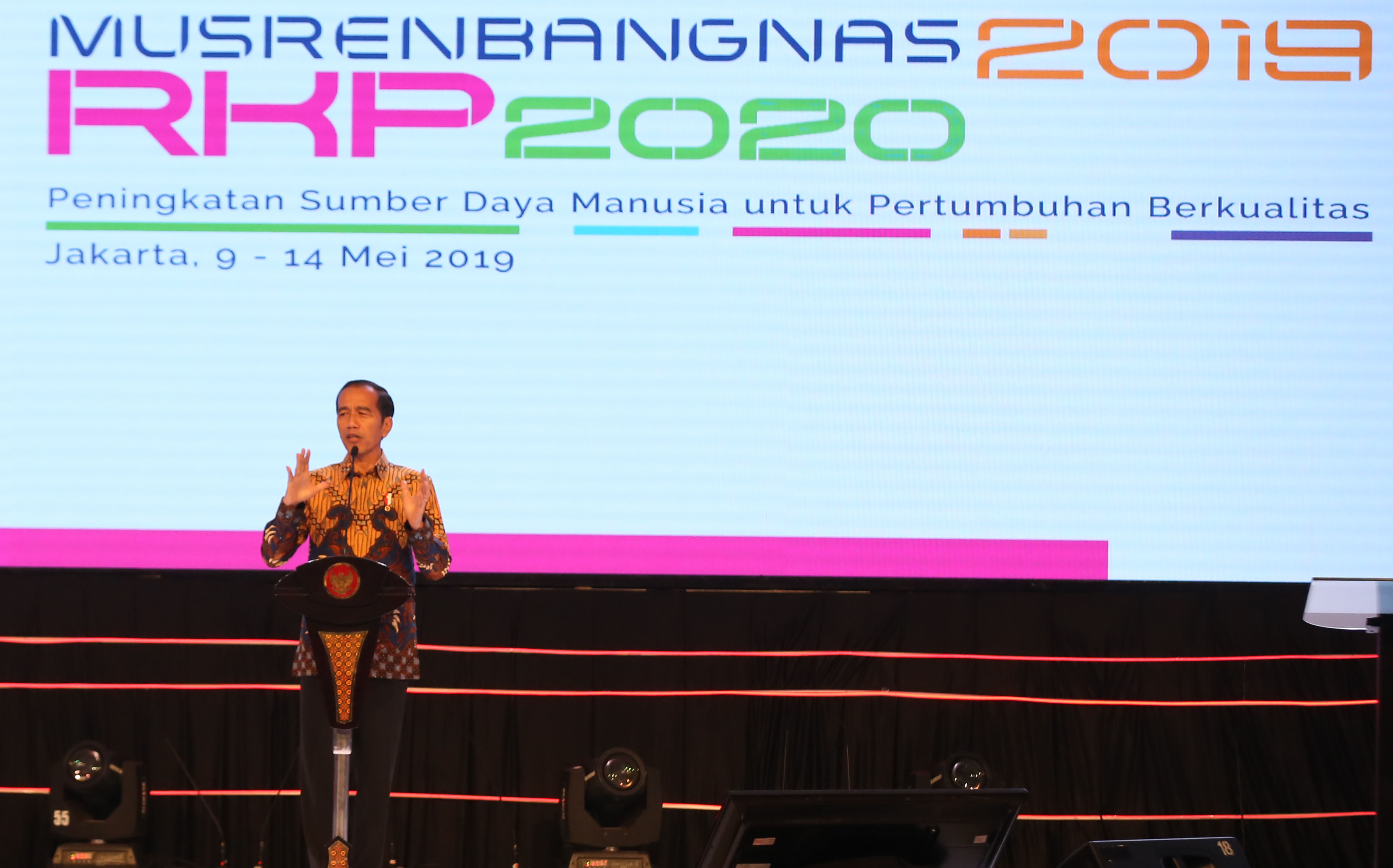  Presiden Joko Widodo menyampaikan pidato saat membuka Musrenbangnas di Hotel Shangri-la, Jakarta, hari ini.