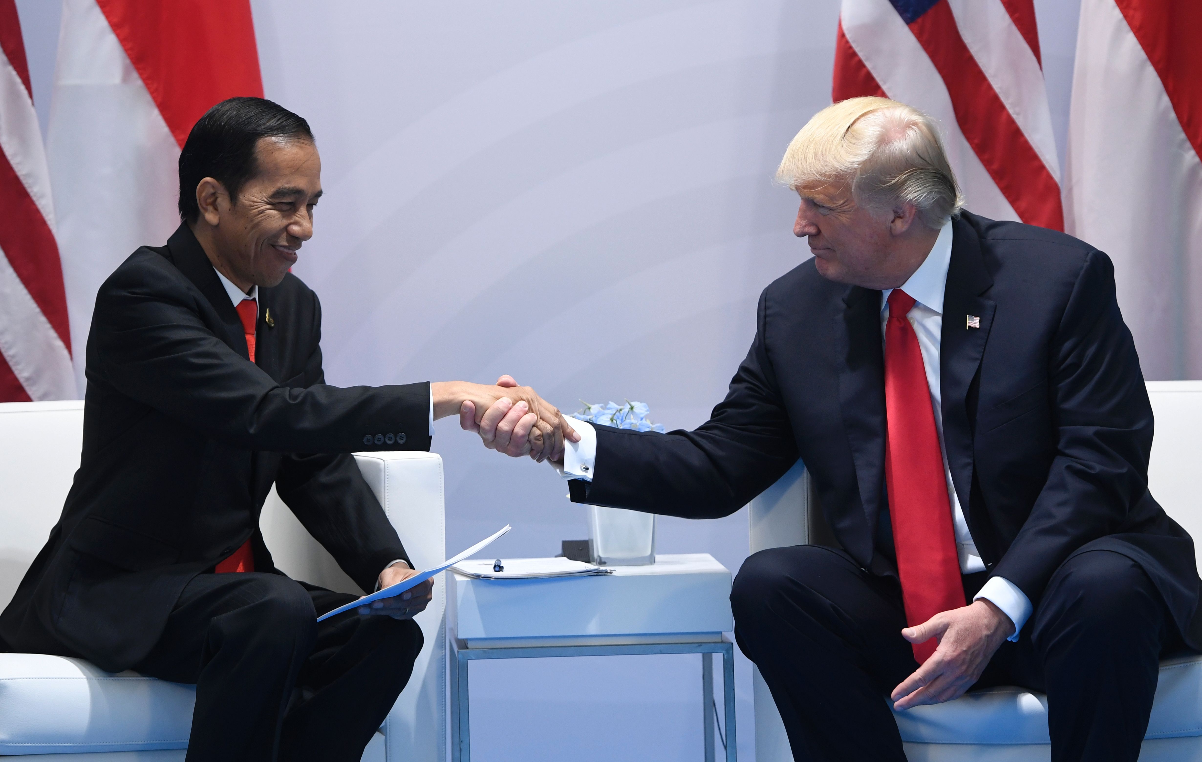 Presiden Joko Widodo (kiri) bersama Presiden AS Donald Trump