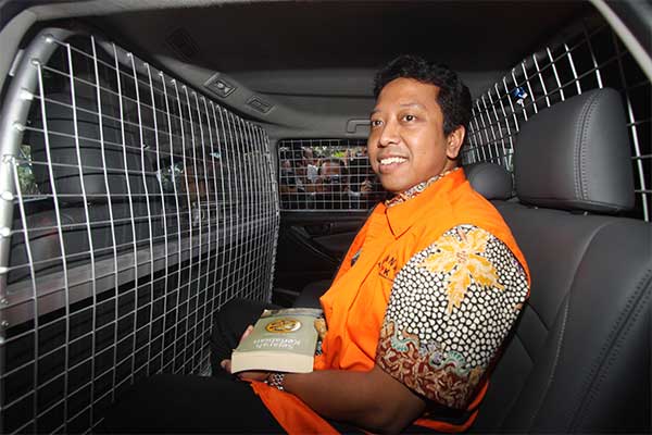 ersangka kasus dugaan suap terkait seleksi pengisian jabatan di Kementerian Agama, Romahurmuziy berada dalam mobil tahanan seusai menjalani 