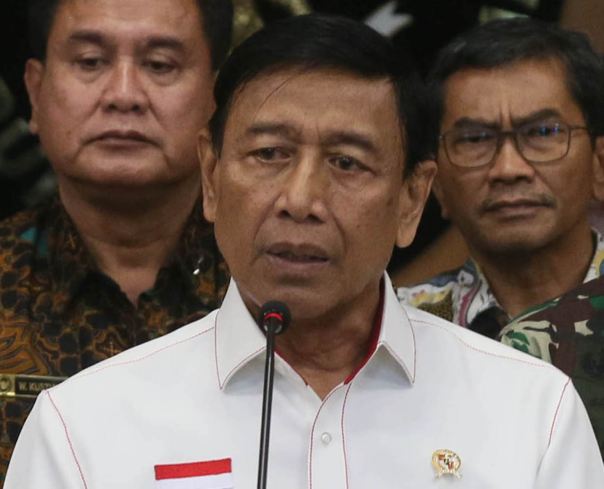 Menteri Koordinator Bidang Politik, Hukum, dan Keamanan Wiranto (tengah).