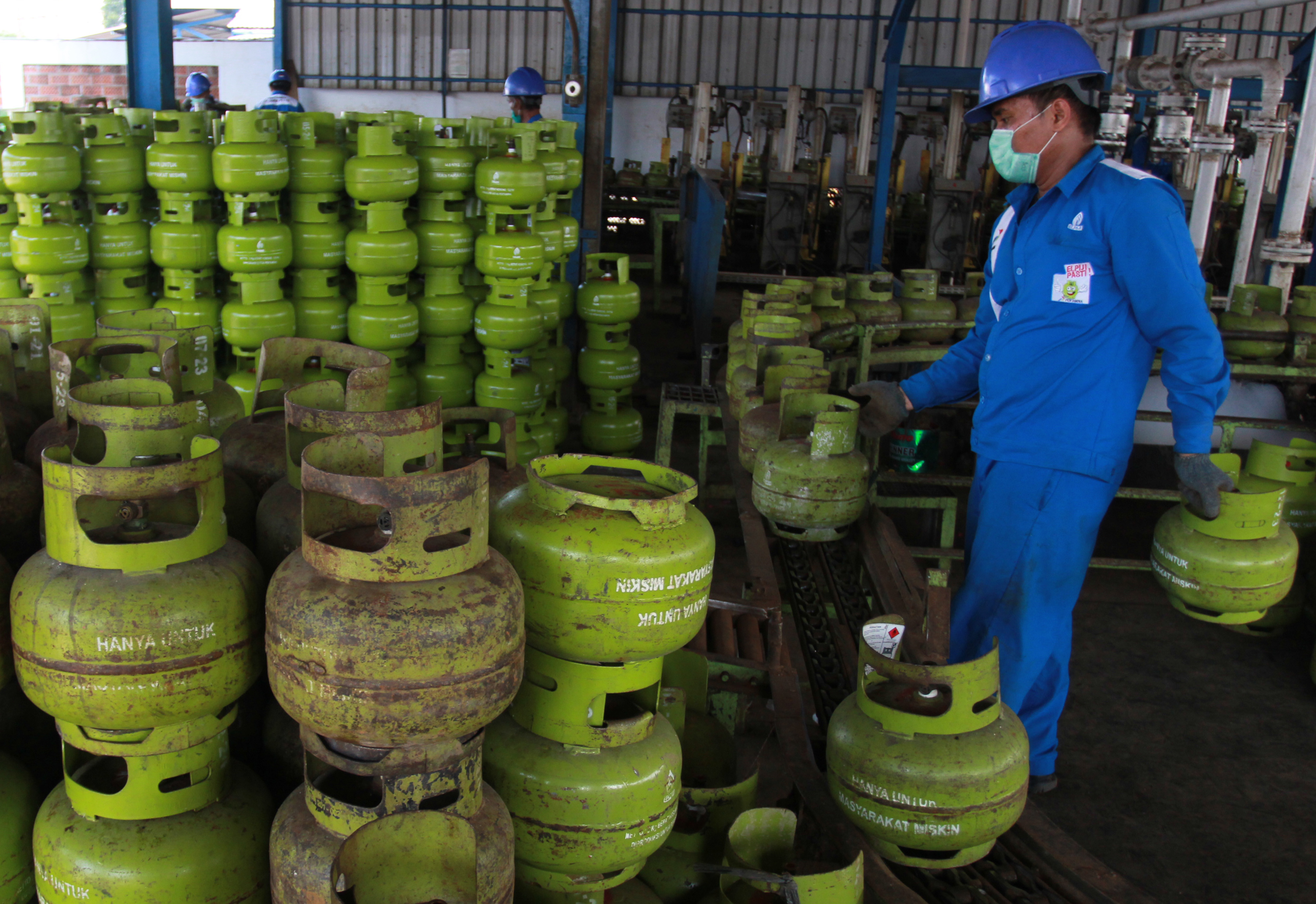 Petugas melakukan aktivitas pengisian ulang gas bersubsidi 3 kg di SPBE Srengseng, Jakarta.