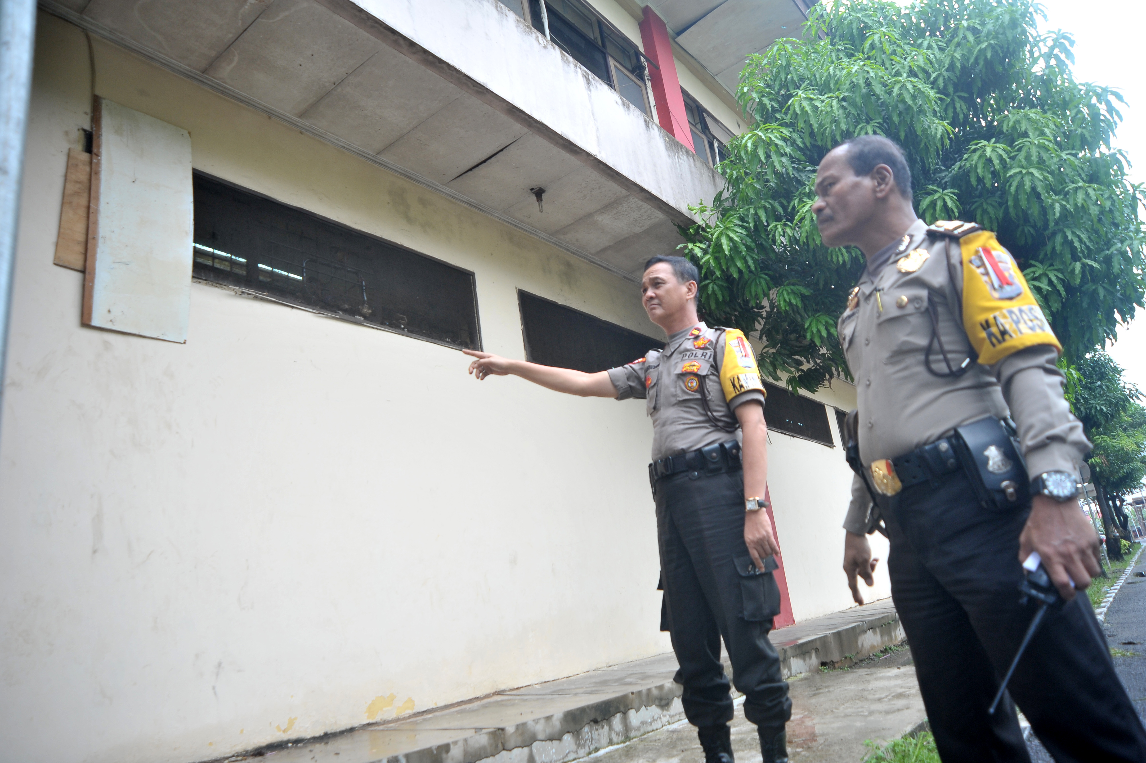 Anggota kepolisian menunjukkan ventilasi ruang tahanan yang berhasil dibobol para tahanan yang kabur di Polresta Palembang, Sumsel, Minggu 