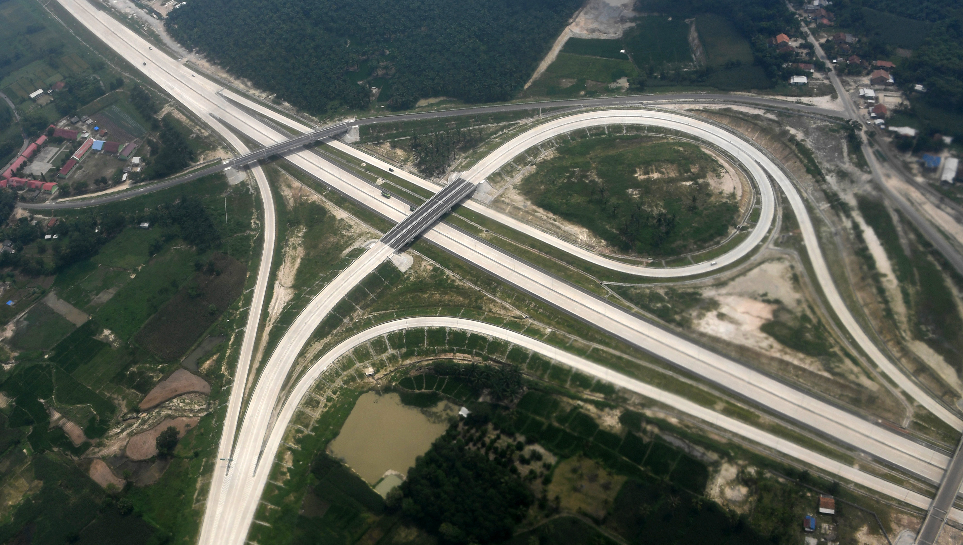  Foto udara jalan tol Trans Sumatera sesi ruas Bakauheni-Terbanggi Besar