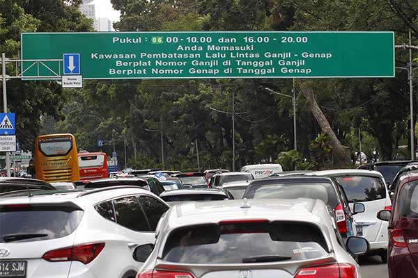 Ilustrasi -- Kendaraan memasuki kawasan pembatasan lalu lintas ganjil-genap di Jalan Medan Merdeka Barat, Jakarta, Rabu (2/1)