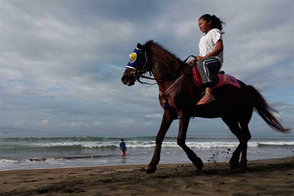 Seorang anak berkuda di kawasan Pantai Sukawayana di area Grand Inna Samudra Beach Hotel Palabuhanratu