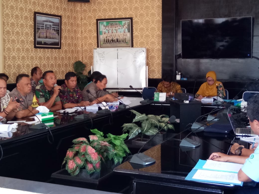 Dinas Lingkungan Hidup dan Kehutanan Kabupaten Karawang saat siidang Adendum PT Pindo Deli 3, 3 Mei 2019.