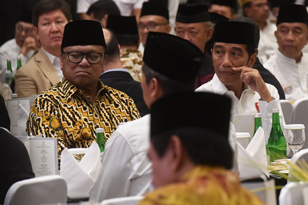 Presiden Joko Widodo (kanan) berbincang dengan Ketua DPD Oesman Sapta Odang (kiri) saat acara berbuka puasa bersama anggota dan pimpinan DPD