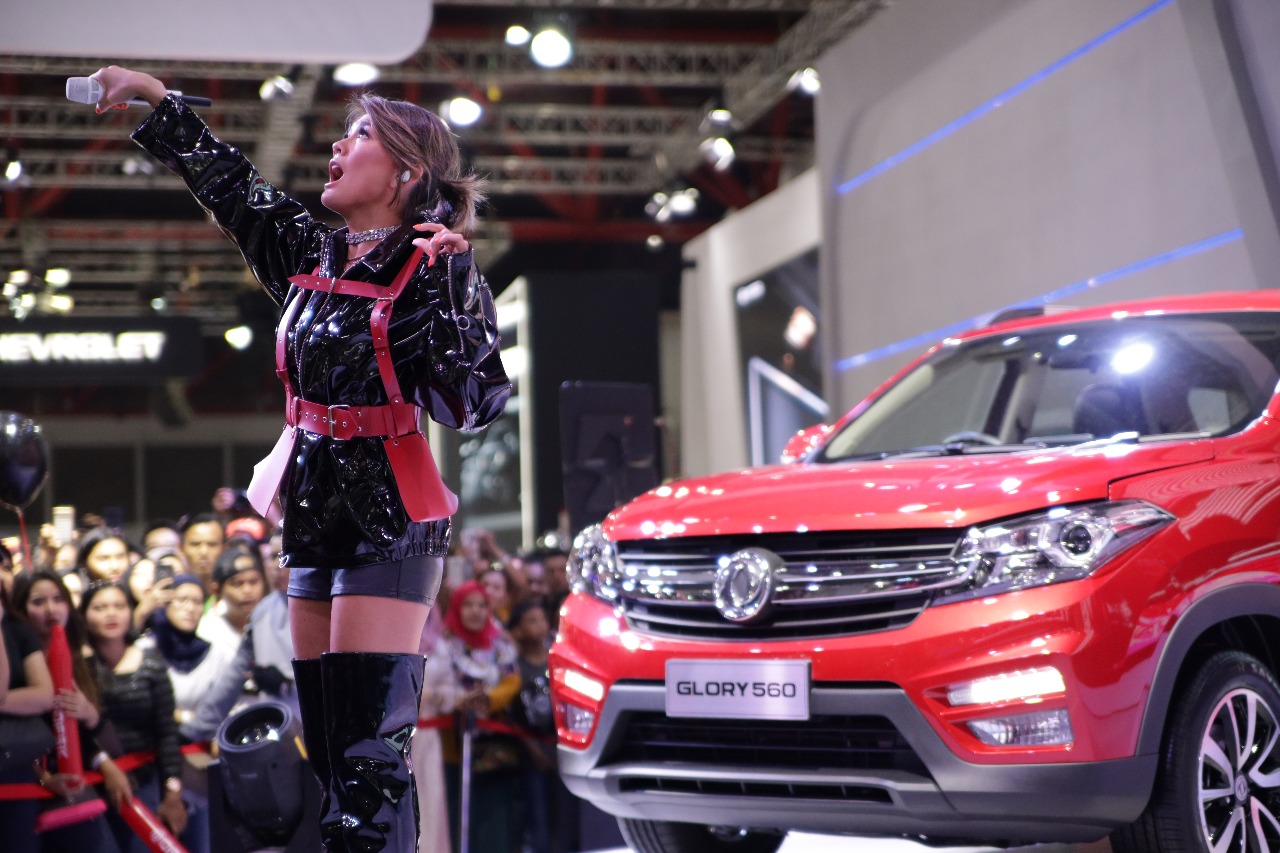 Kehadiran brand ambassador DFSK AGNEZ MO di booth DFSK 4 Mei 2019 silam, mampu menarik perhatian pengunjung.