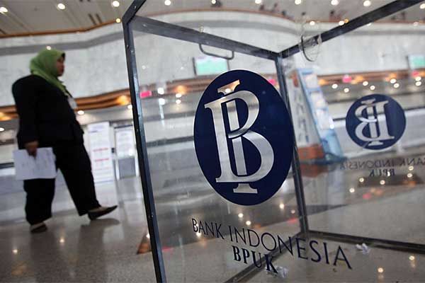 Seorang wanita melintas di dekat logo Bank Indonesia di Gedung C Bank Indonesia (BI), Jalan MH Thamrin, Jakarta Pusat, Selasa (13/9).