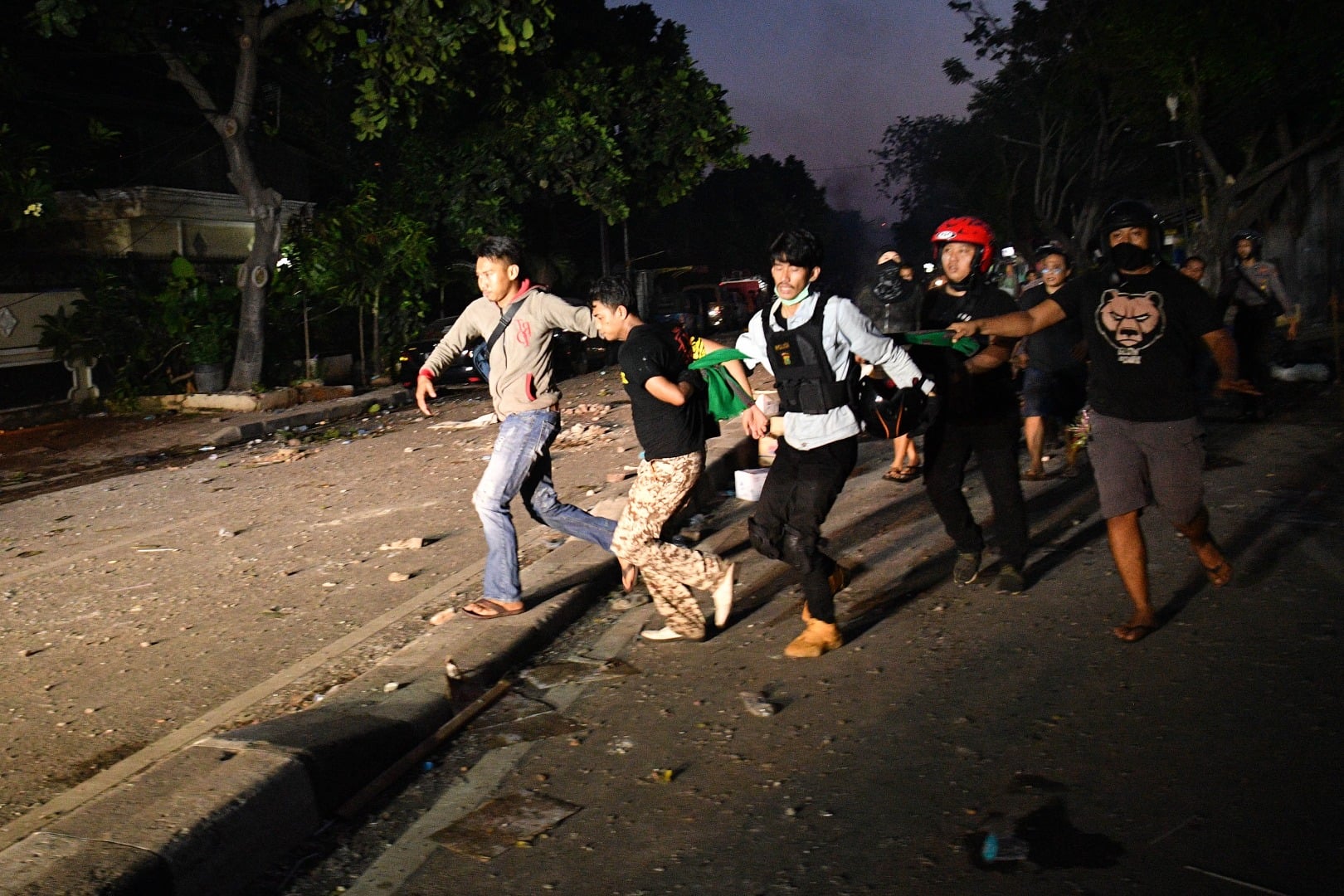 Polisi dan warga menangkap seorang yang diduga provokator pembakaran mobil di Komplek Asrama Brimob, Petamburan, Jakarta, Rabu (22/5)
