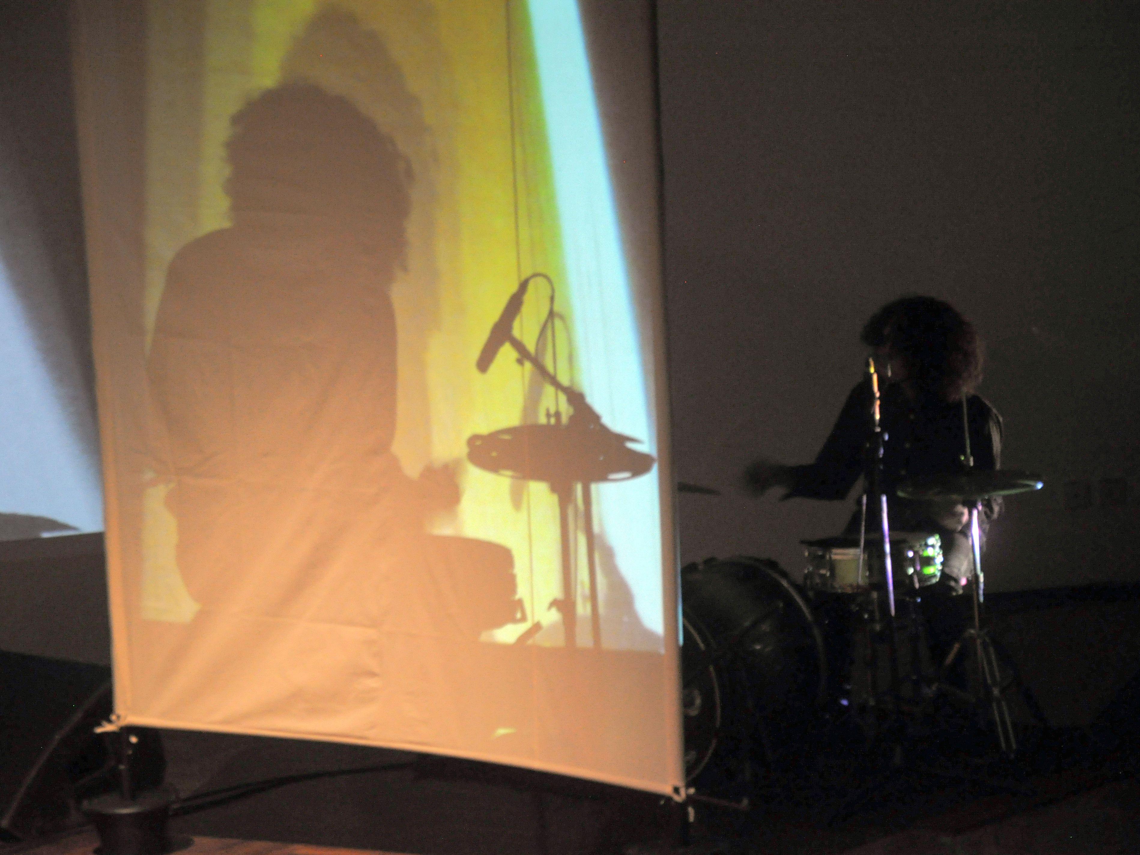 Aksi Julian Abraham Togar dalam pertunjukan Alur Bunyi.