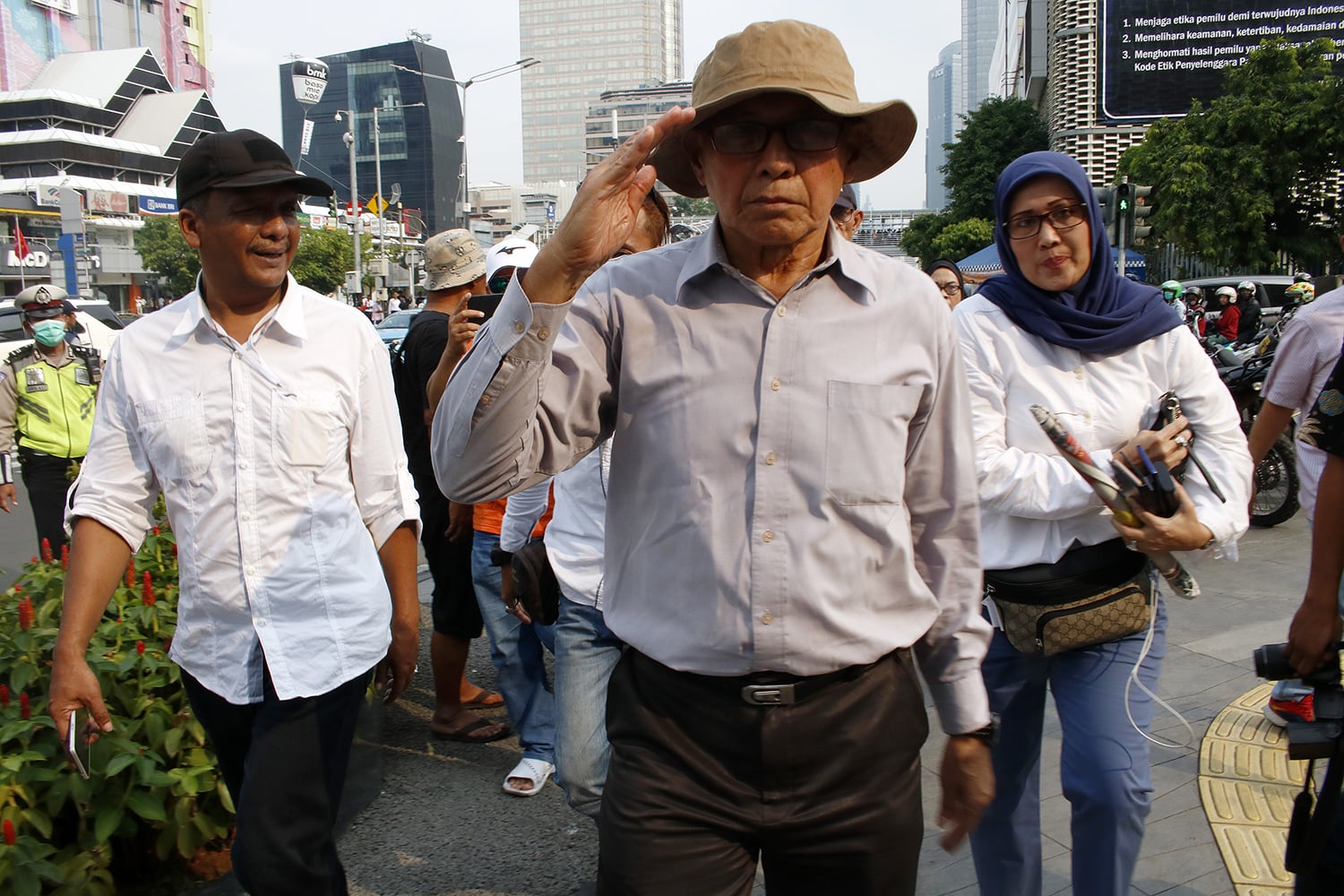 Inisiator Gabungan Elemen Rakyat untuk Keadilan & Kebenaran (GERAK) Mayjen Kivlan Zen (tengah) 