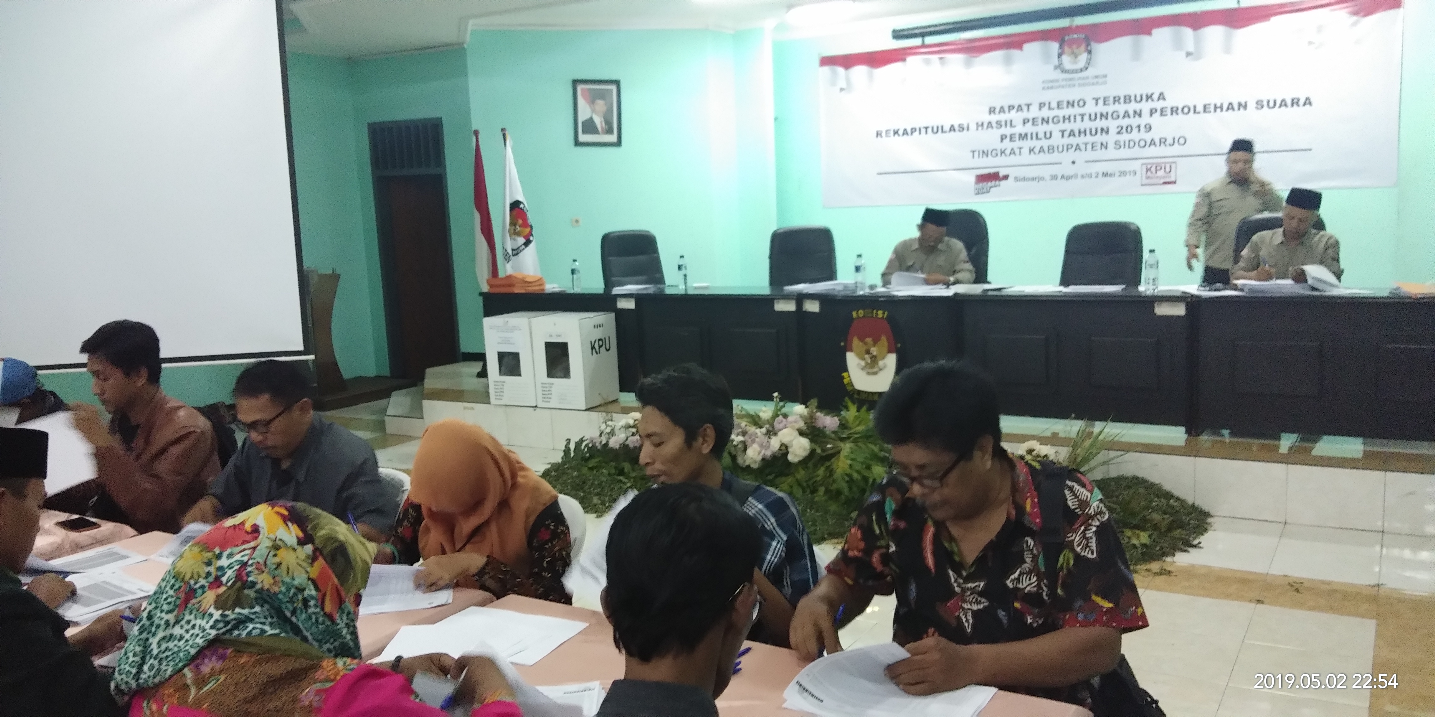 Suasana proses rekapitulasi surat suara di KPU Daerah Sidoarjo, Kamis (2/5) malam. 