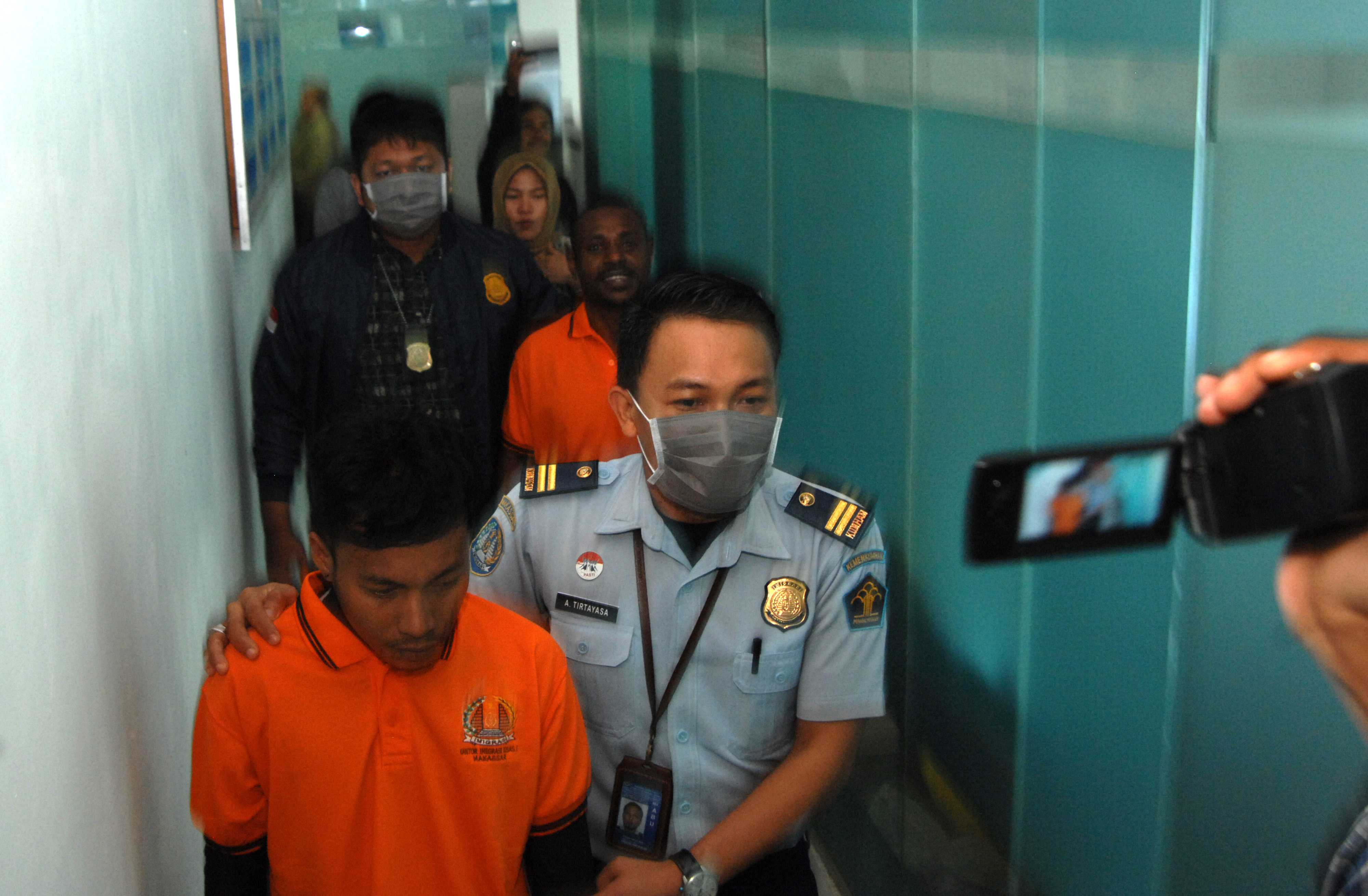 Petugas imigrasi makassar melakuka deportasi terhadap WNA yang melanggar uindang-undang keimigrasian