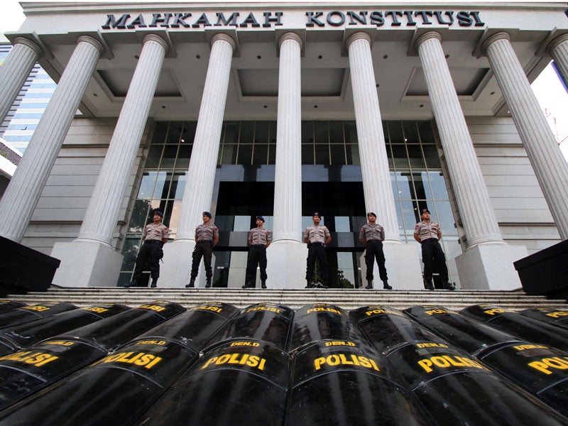 Sejumlah anggota kepolisian berjaga di depan gedung Mahkamah Konstitusi (MK), Jakarta.