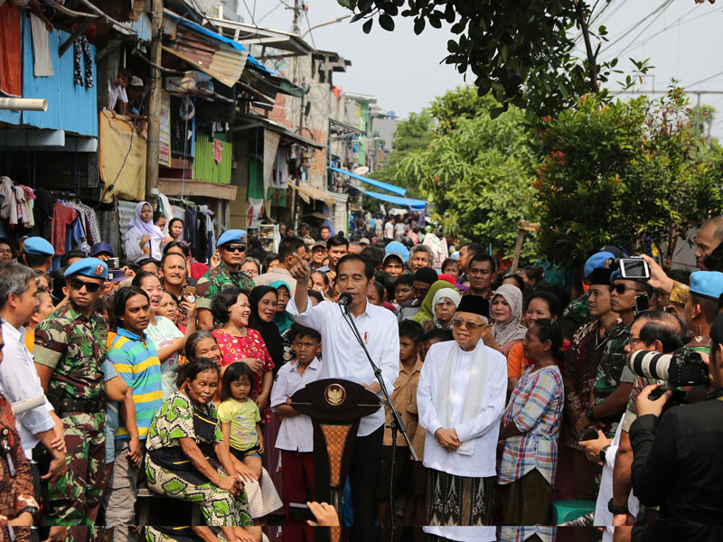 Capres petahana Joko Widodo dengan didampingi cawapres Ma’ruf Amin menyampaikan pidato kemenangan di Kampung Deret, Tanah Tinggi, Johar Baru