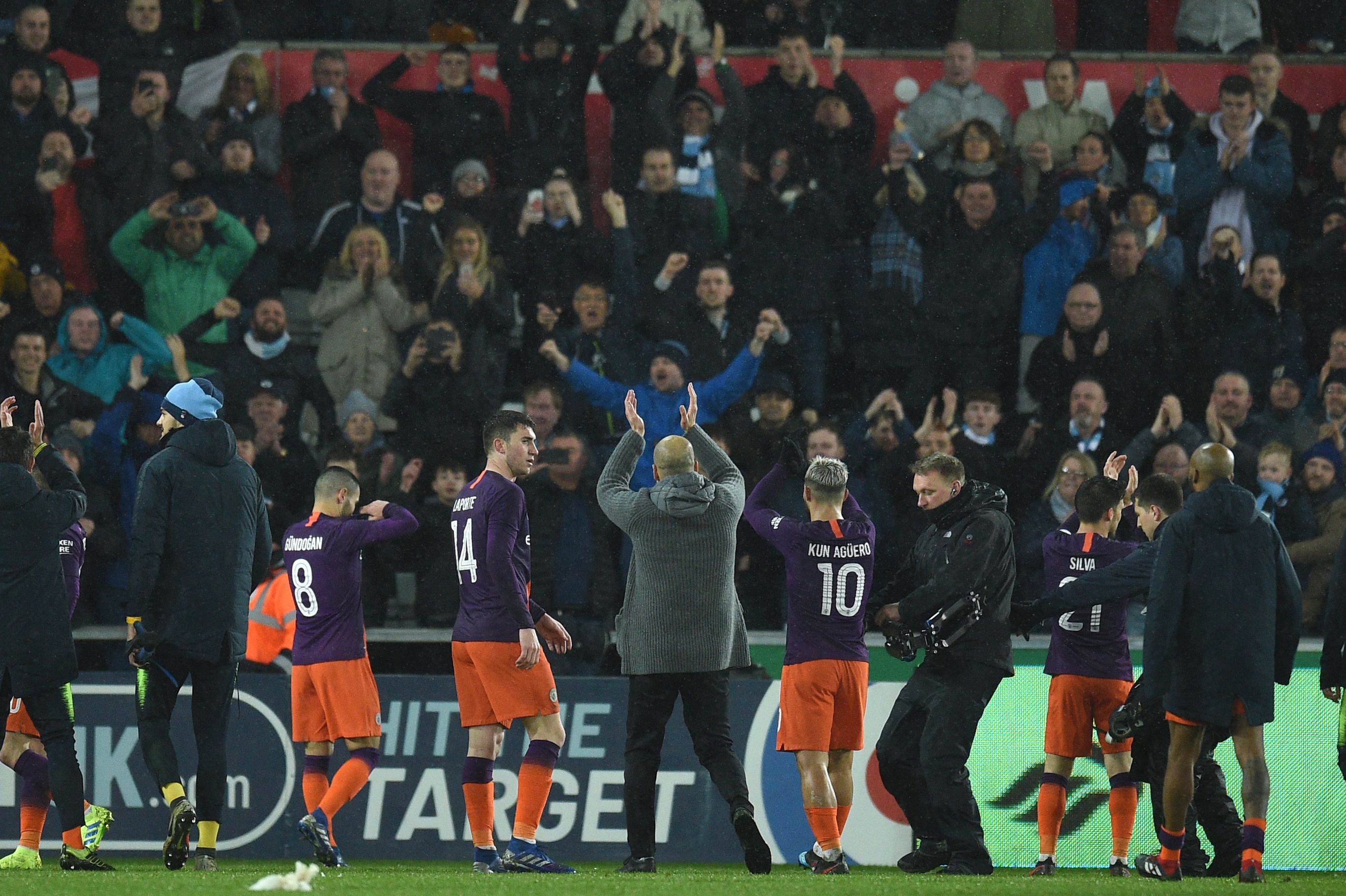 Pelatih Spanyol Manchester City Josep Guardiola (tengah)