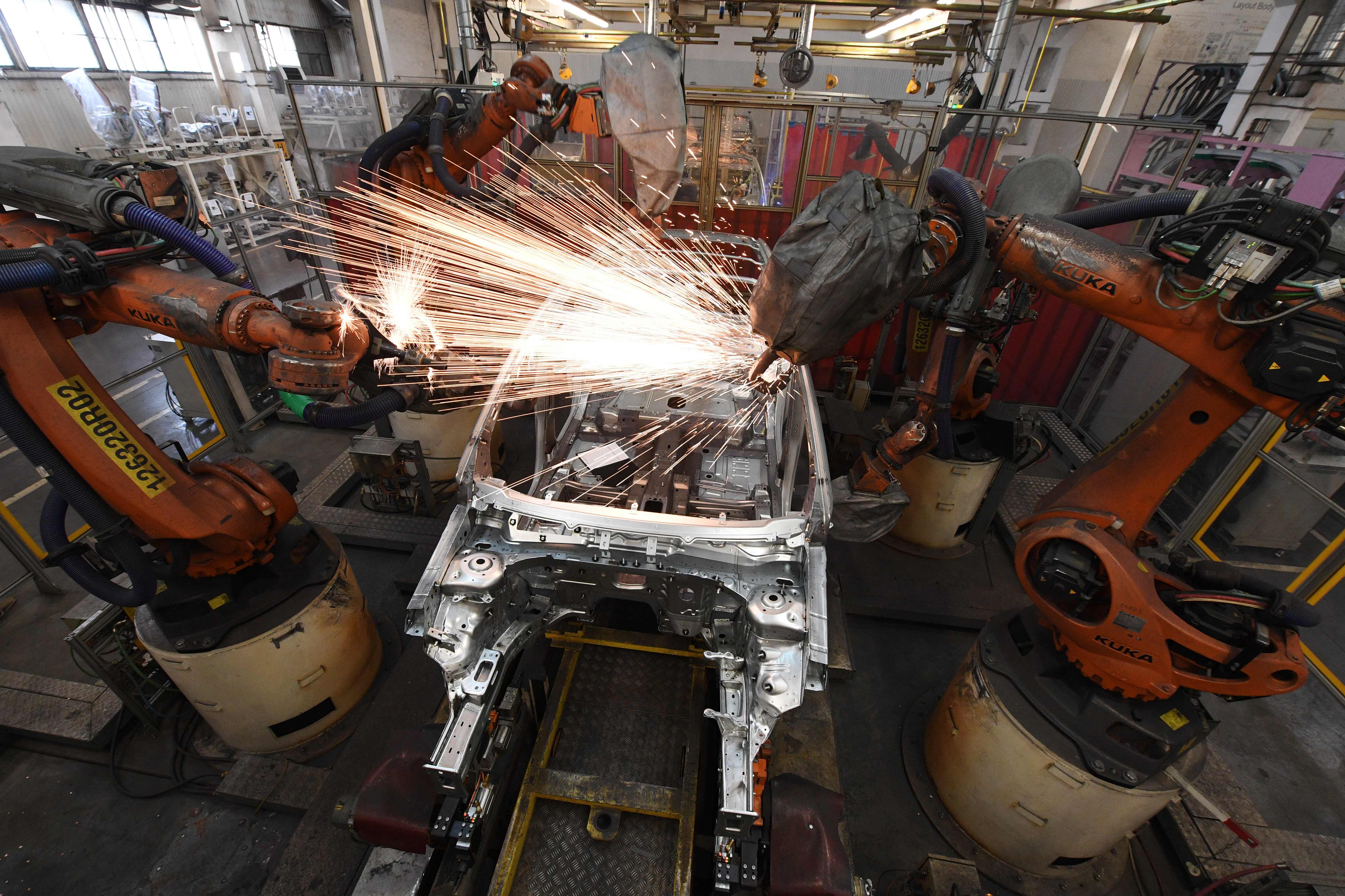 obot mengelas bagian-bagian mobil Skoda Kodiaq di produksi pabrik 