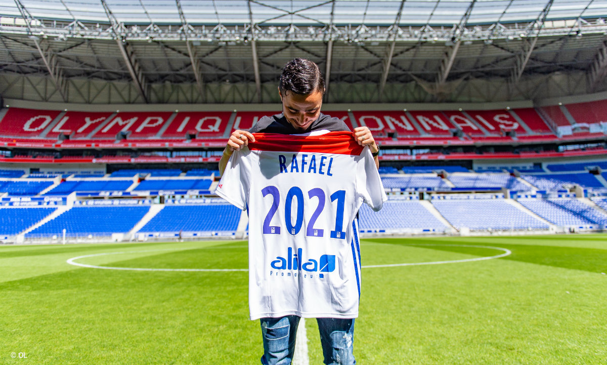 Rafael da Silva setelah menandatangani perpanjangan kontrak bersama Lyon.