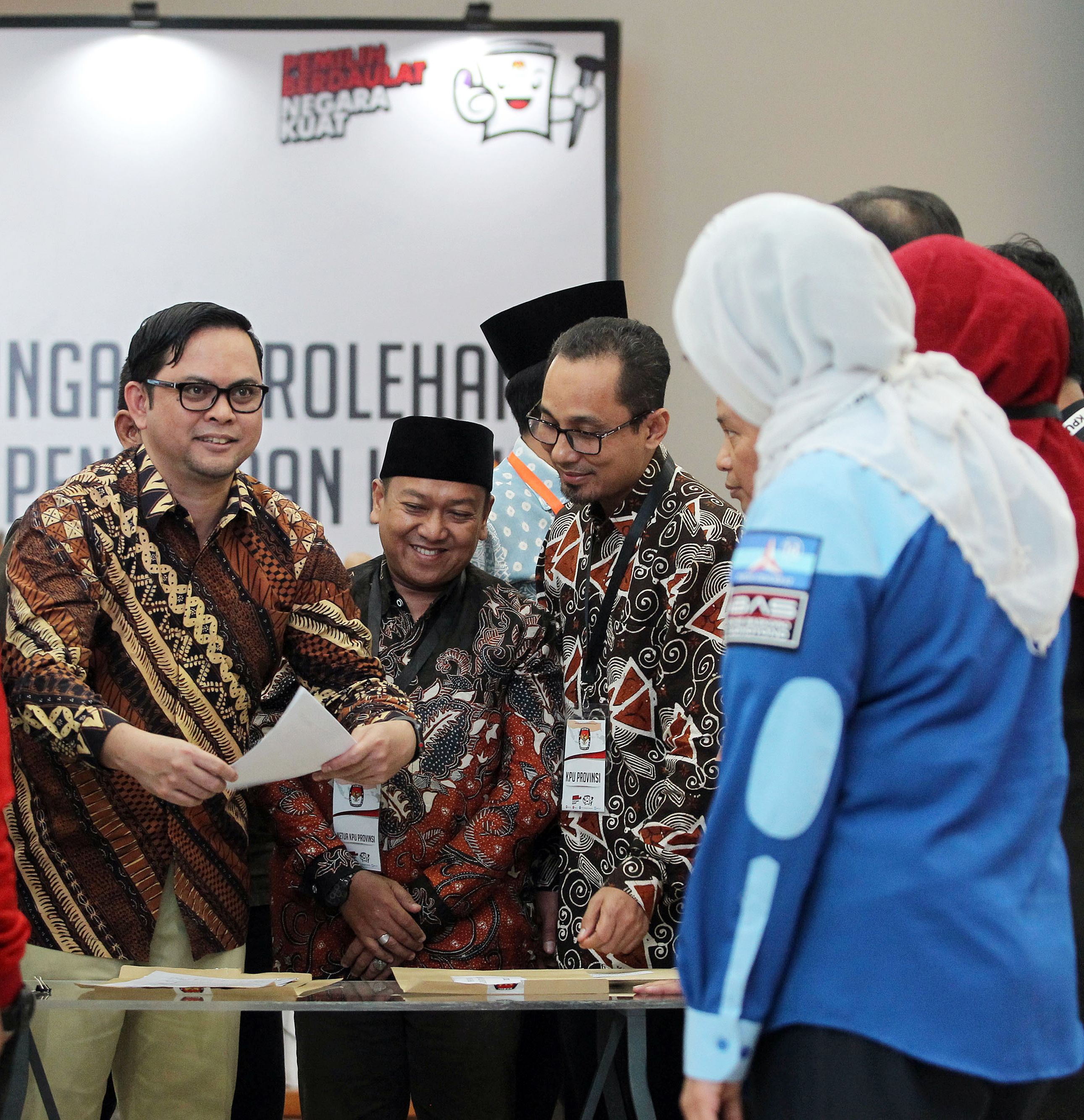 Komisioner Komisi Pemilihan Umum Viryan Azis (kedua kiri) di Gedung KPU RI, Jakarta, Sabtu (11/5).