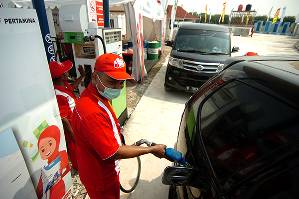 Petugas melakukan pengisian BBM kendaraan pemudik 