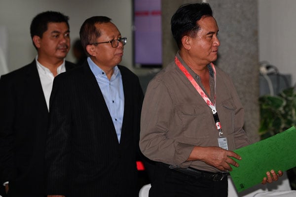 Wakil Ketua Tim Kampanye Nasional (TKN) Arsul Sani (tengah) bersama kuasa hukum Yusril Ihza Mahendra (kanan) 
