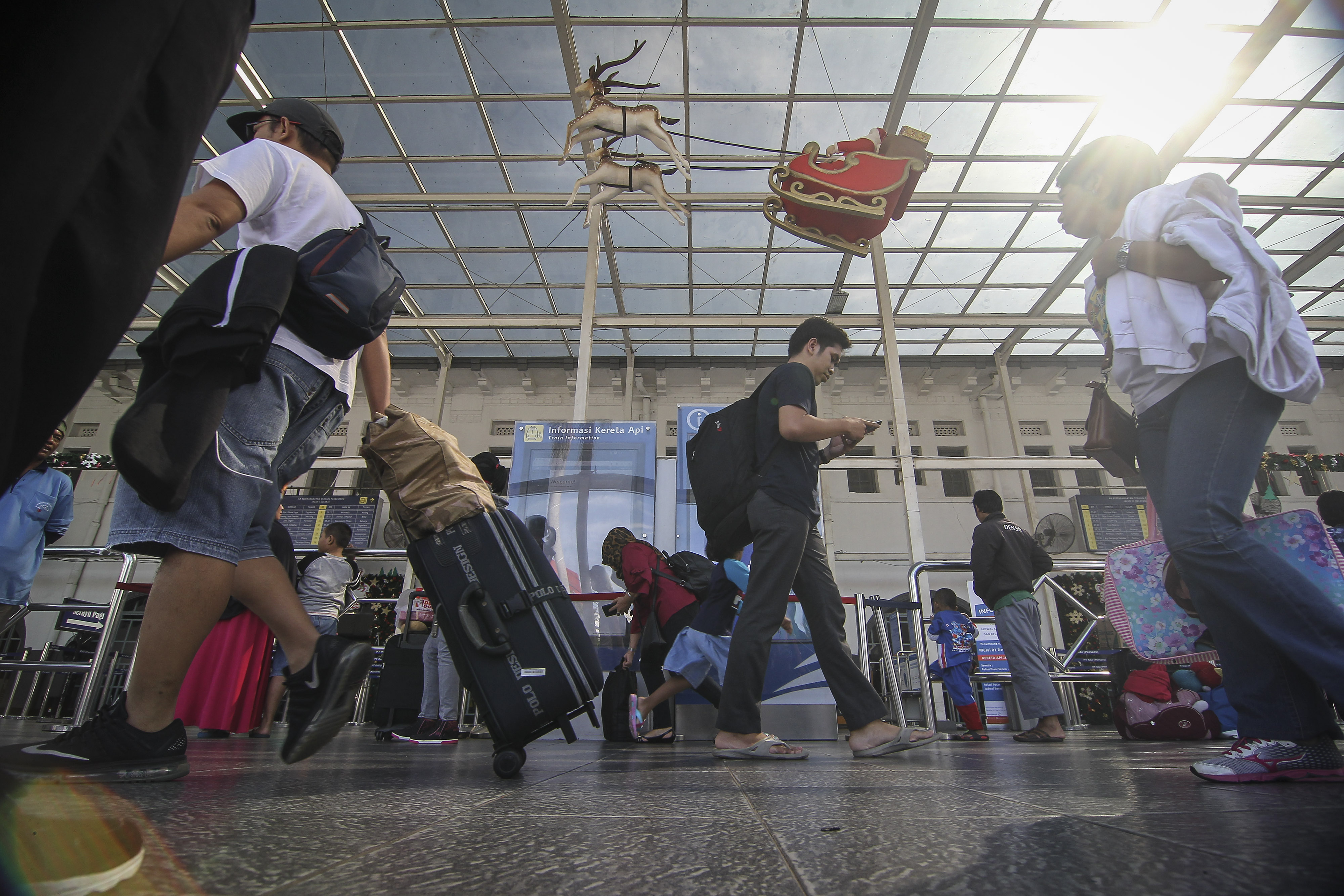 Pemprov Jawa Timur memprediksi ada 7,12 juta orang yang mudik dan balik di Jawa Timur.