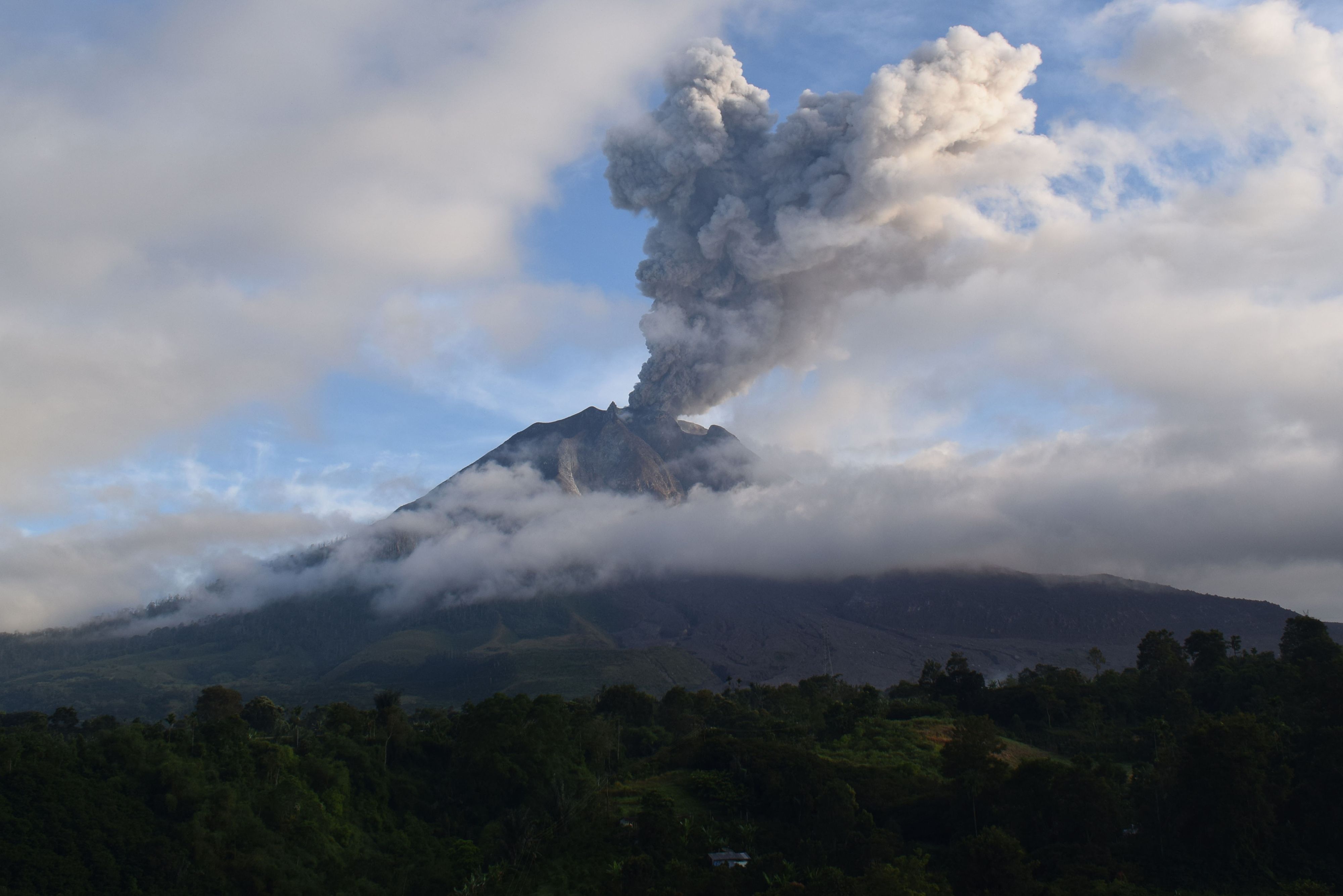 Badan Geologi resmi menurunkan status Gunung Sinabung di Kabupaten Karo. Sumatra Utara  dari level IV (Awas) menjadi level III (Siaga). 