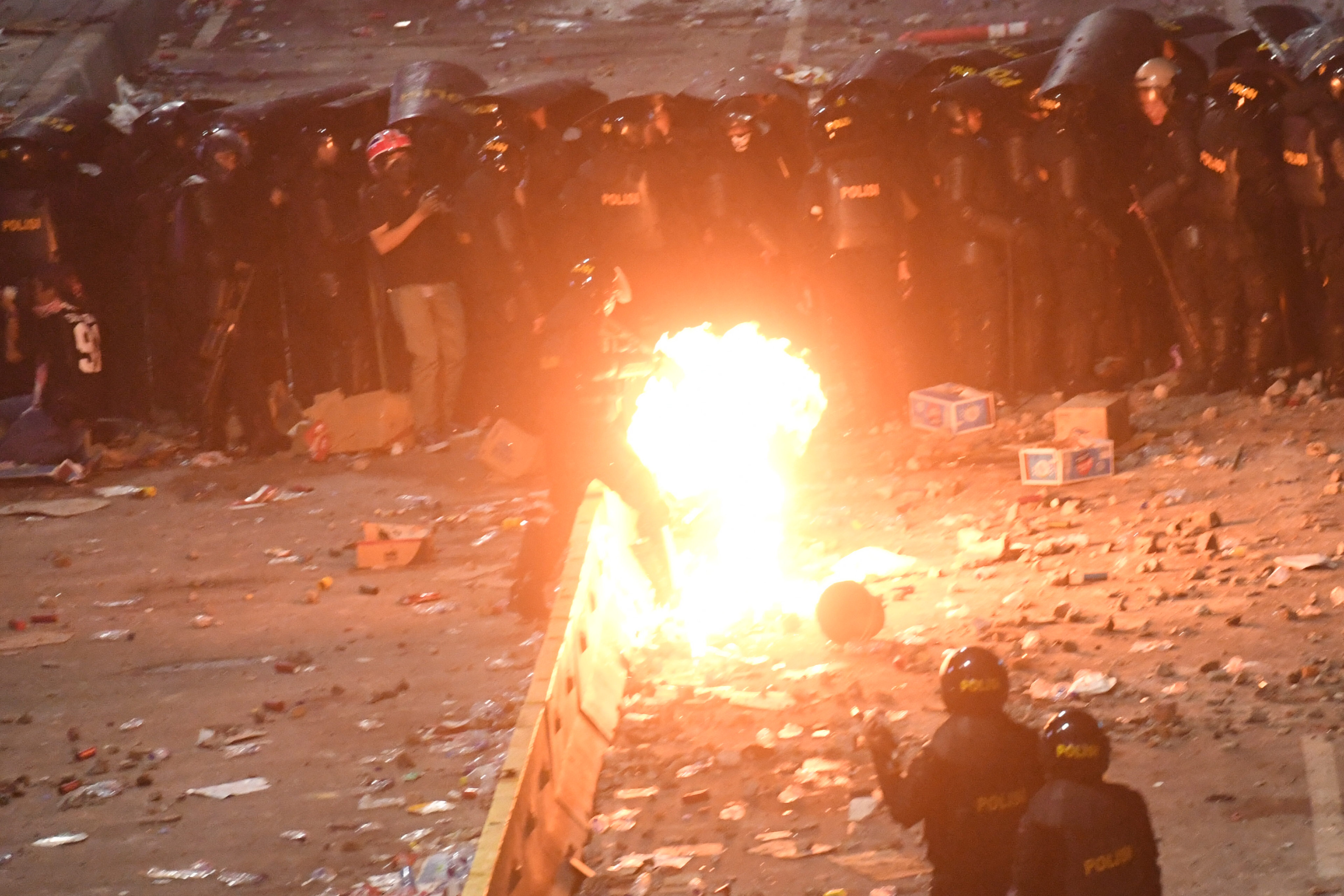 Personel Brimob terkena lemparan bom molotov saat kericuhan 22 Mei di depan gedung Bawaslu, Jakarta, Rabu (22/5).