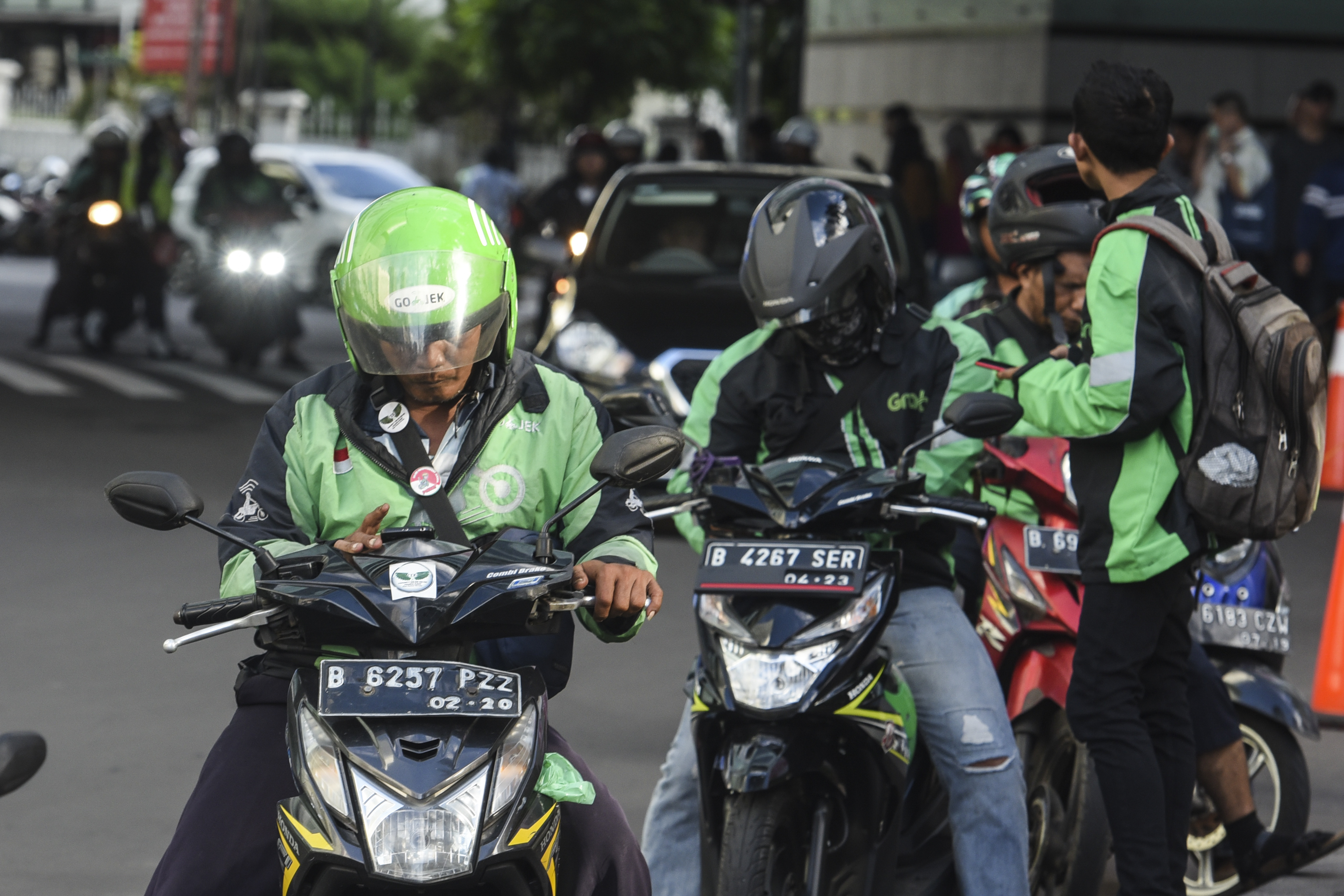 Pengendara ojek daring menunggu calon penumpang di Jakarta, Kamis (2/5).