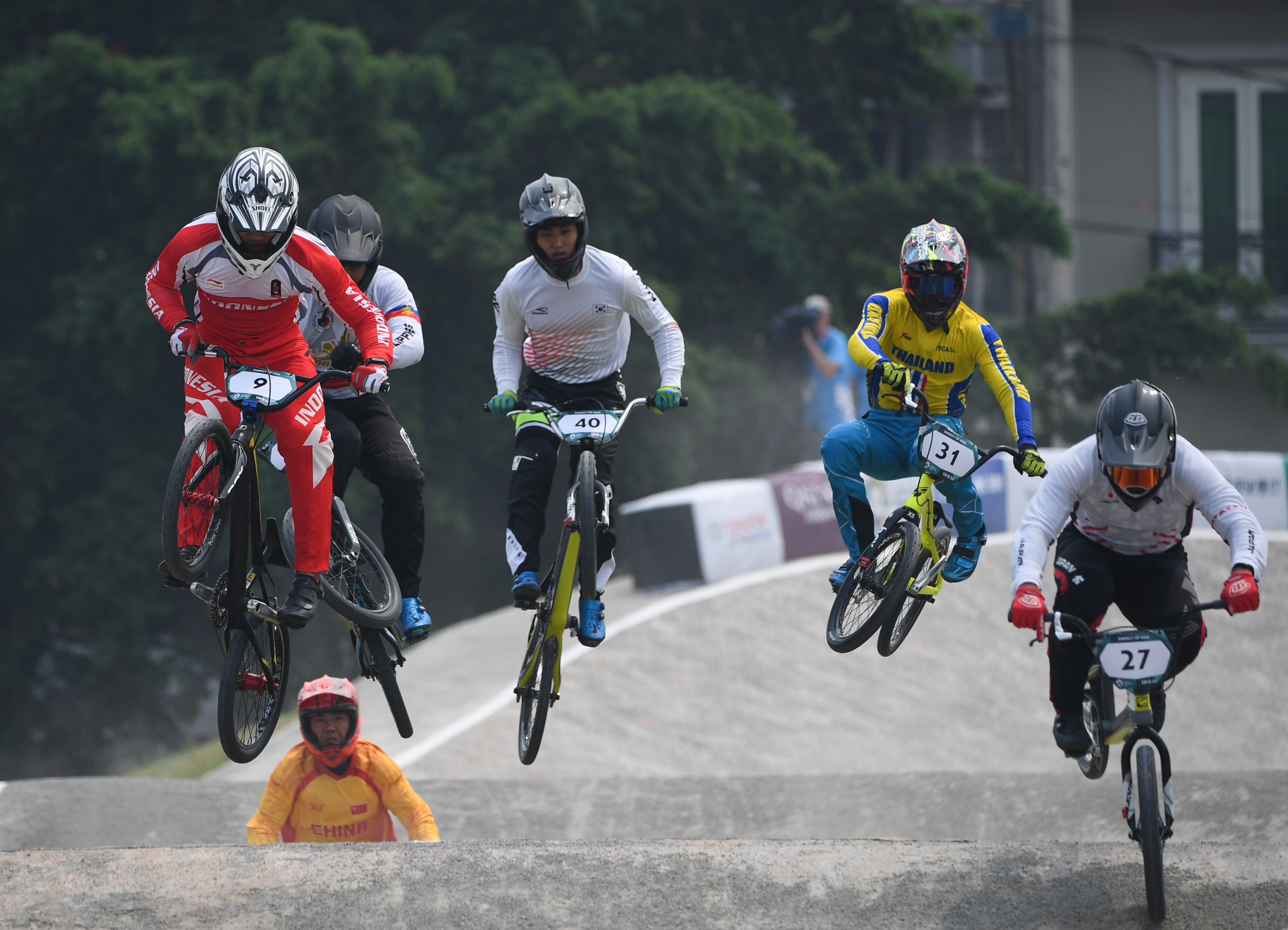 Atlet sepeda BMX beradu cepat pada penyisihan Balap Sepeda BMX Putra Asian Games ke-18 Tahun 2018 di Pulomas International BMX Center