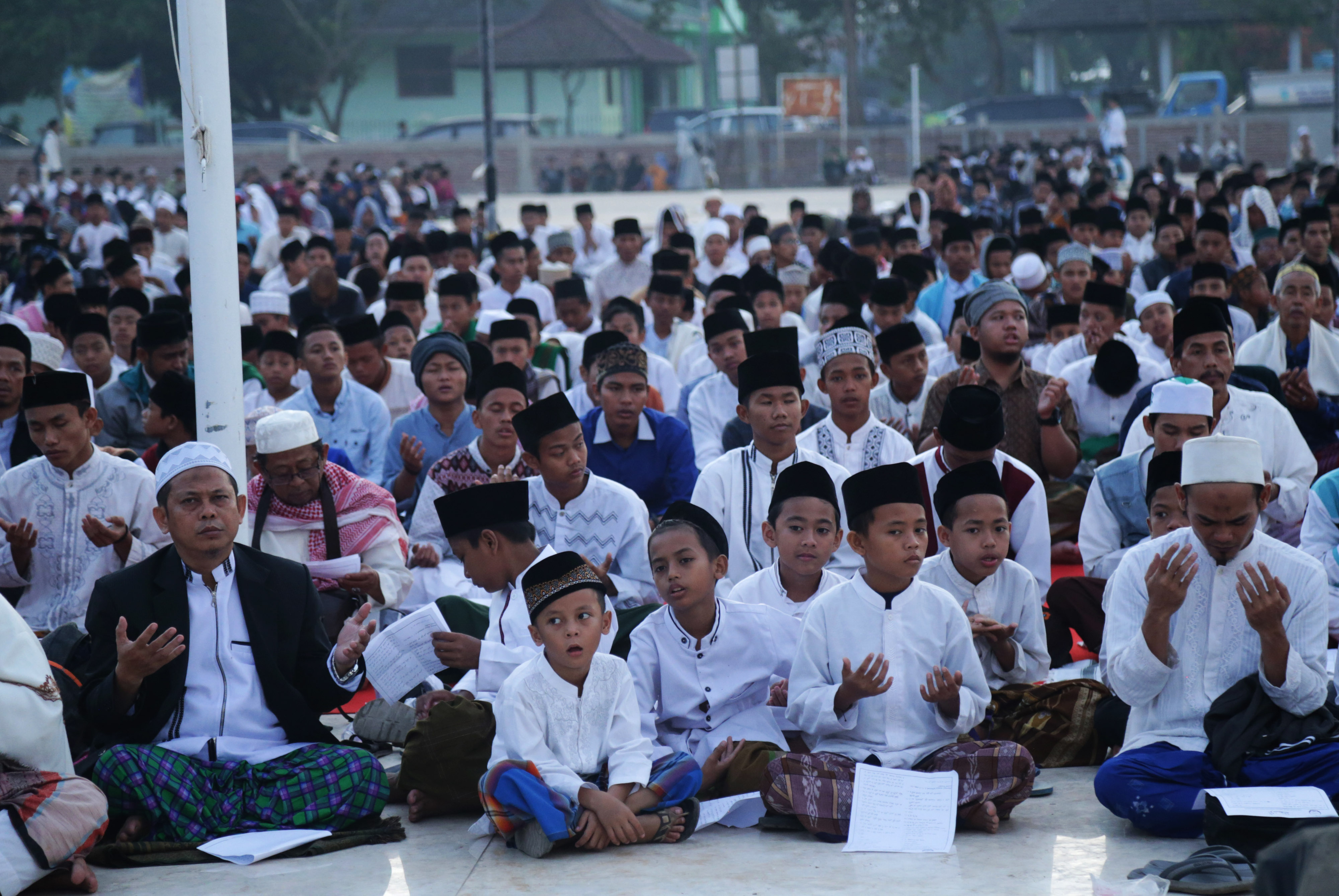 Ratusan santri bersama ulama berdoa