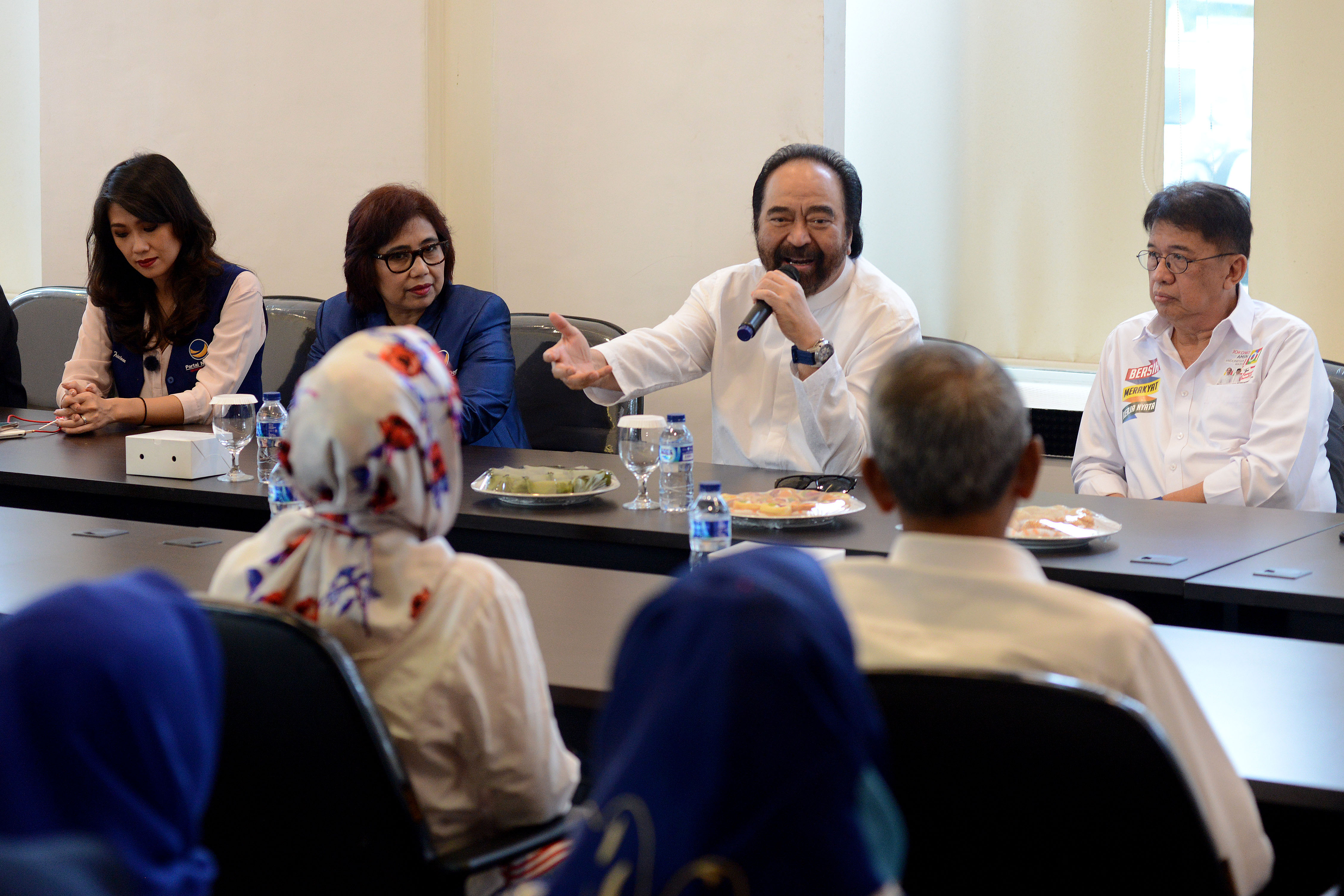 Ketua DPP NasDem Irma Suryani Chaniago (kedua kiri) mendampingi Ketua Umum Partai NasDem Surya Paloh (kedua kanan) beberapa waktu lalu. 