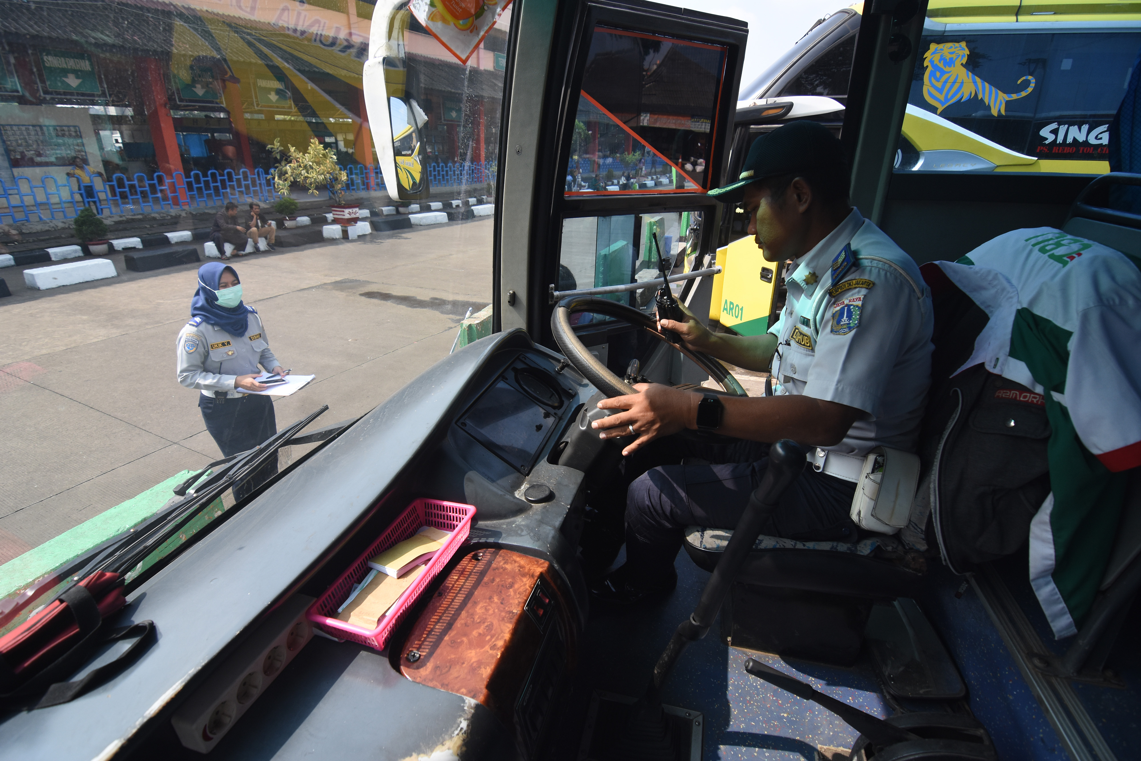 Petugas melakukan pengecekan kelayakan bus di Terminal Kampung Rambutan, Jakarta Timur.