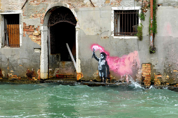 Sebuah dugaan karya seniman jalanan Inggris Banksy yang menggambarkan seorang anak migran yang mengenakan jaket pelampung berwarna merah mud