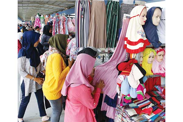 PKL SKYBRIDGE DISERBU PEMBELI: Pengunjung memilih busana muslim di jembatan penyeberangan multiguna atau skybridge Tanah Abang, Jakarta, kem