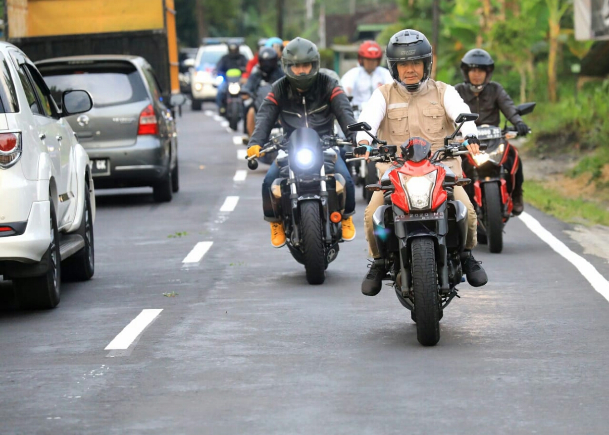 Gubernur Jawa Tengah Ganjar Pranowo bersama rombongan menggunakan sepeda motor melakukan peninjauan kesiapan jalan alternatif mudik.