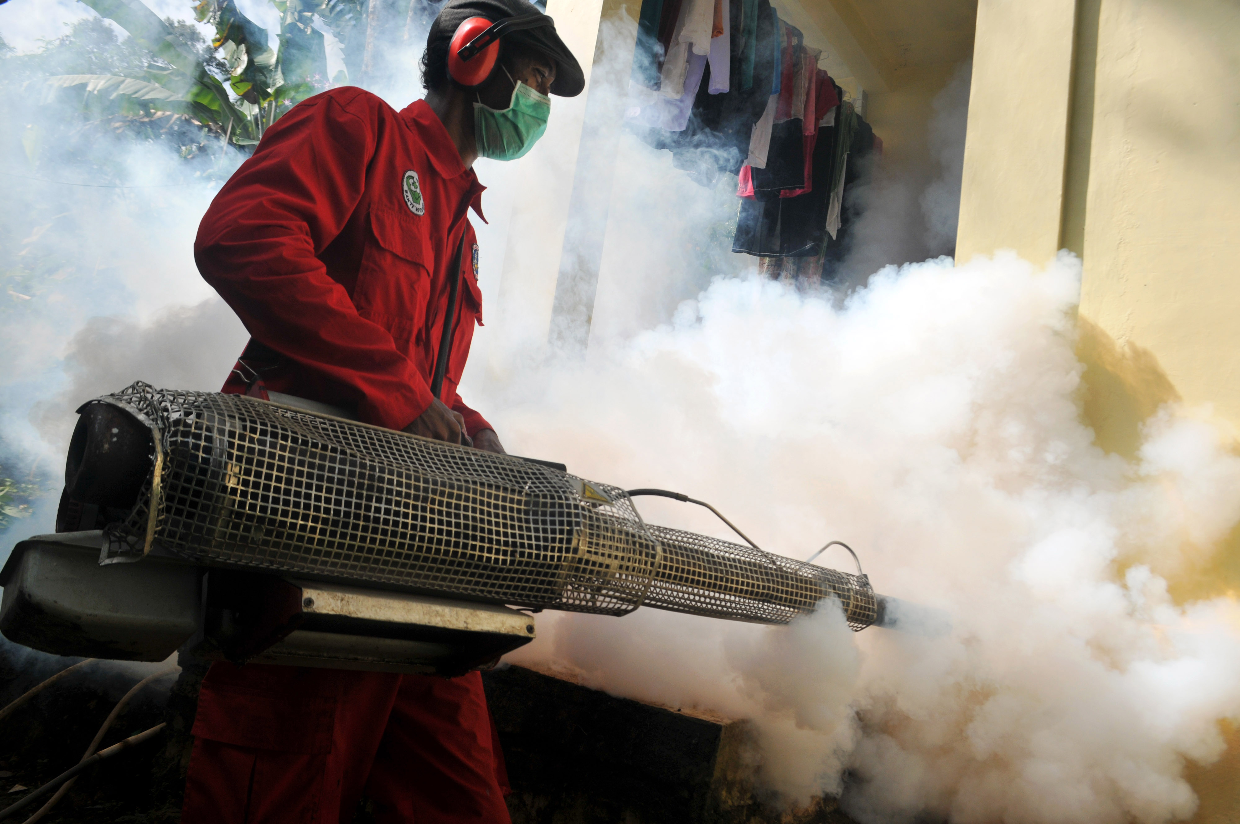 Pengasapan dilakukan untuk memberantas penyebaran nyamuk Aedes Aegypti penyebab demam berdarah dengue (DBD). 