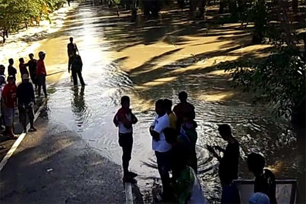 Banjir yang memutus jalur Palu-Pasangkayu