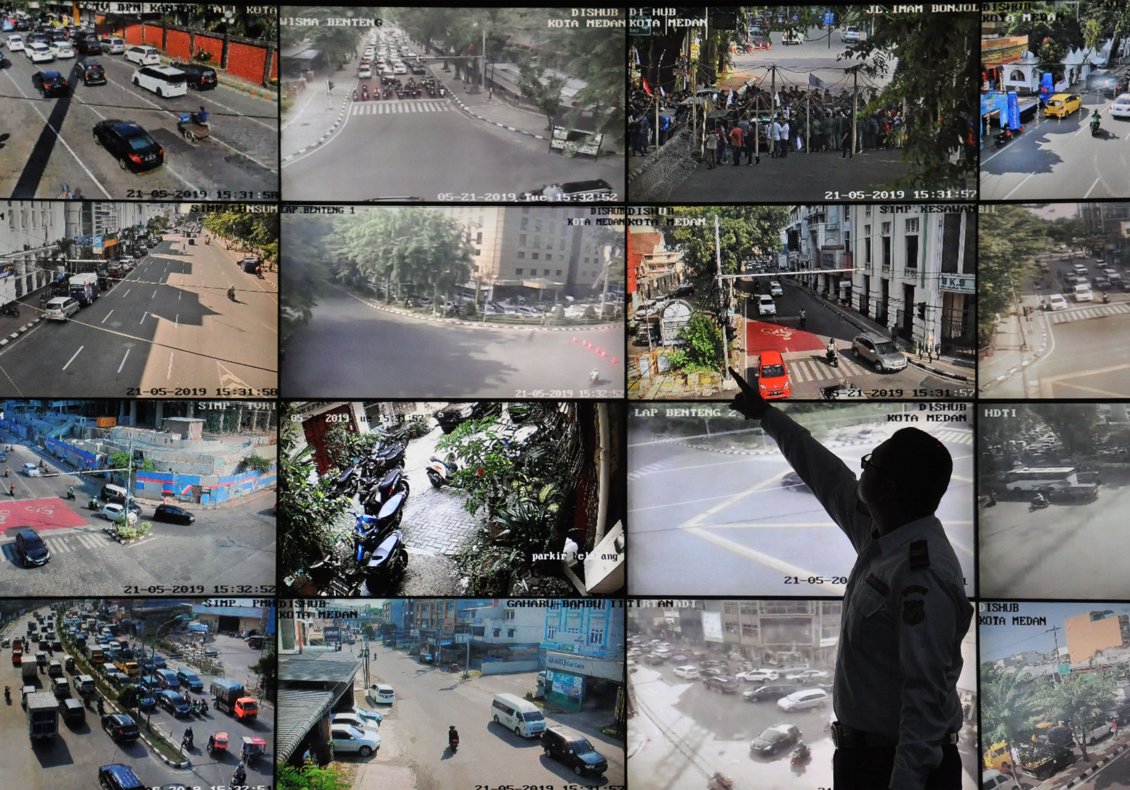  Petugas Dinas Perhubungan memantau aktivitas lalu lintas melalui CCTV di Area Traffic Control System (ATSC) Medan, Sumatera Utara