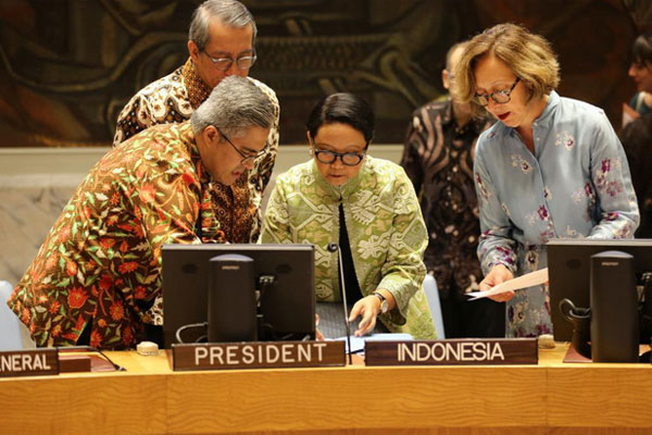 Menlu Retno LP Marsudi (tengah) memimpin briefing Dewan Keamanan PBB mengenai Timur Tengah di Markas Besar PBB, New York, Amerika Serikat, 