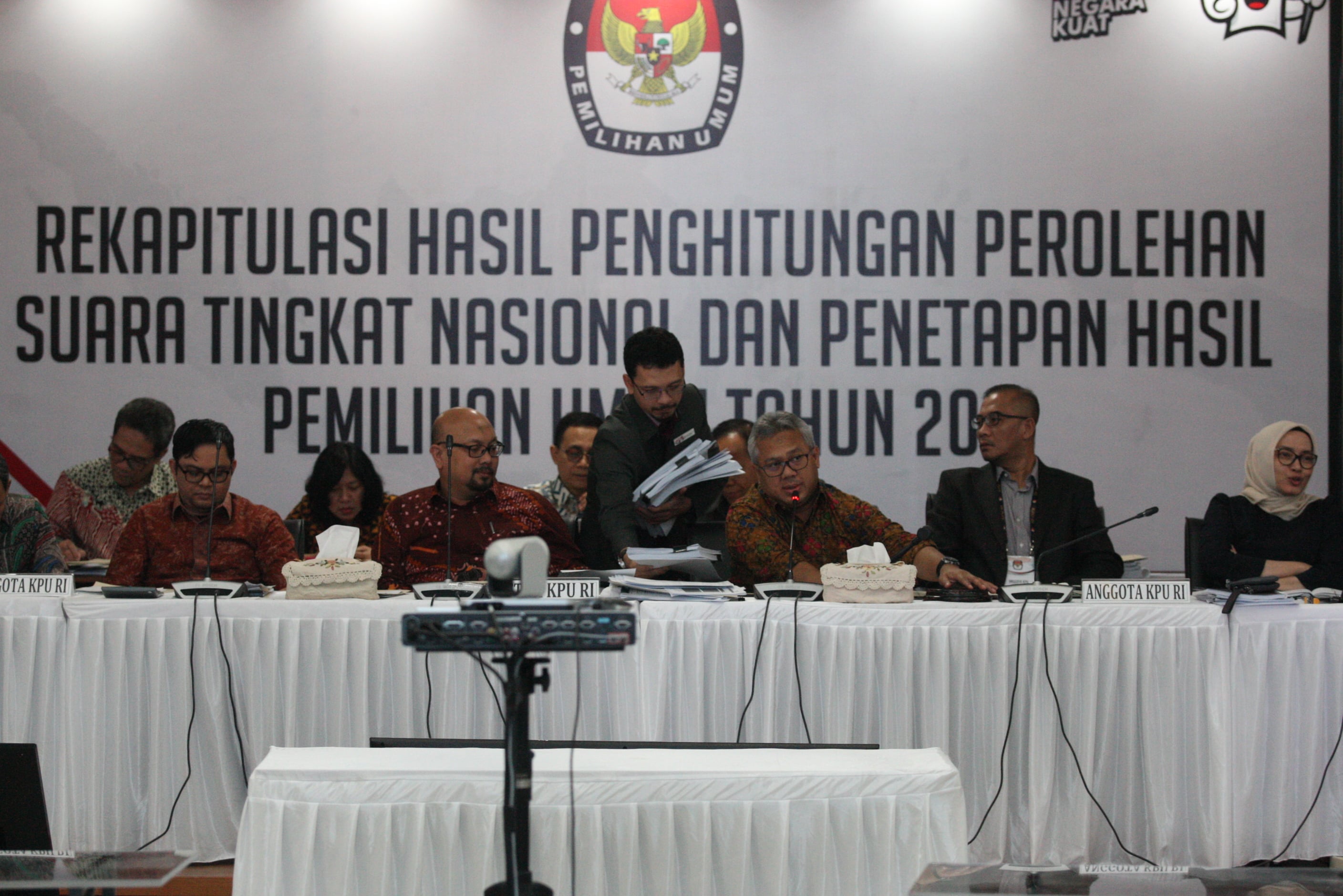 Ketua KPU Arief Budiman memimpin Rapat Pleno Rekapitulasi Hasil Penghitungan dan Perolehan Suara 