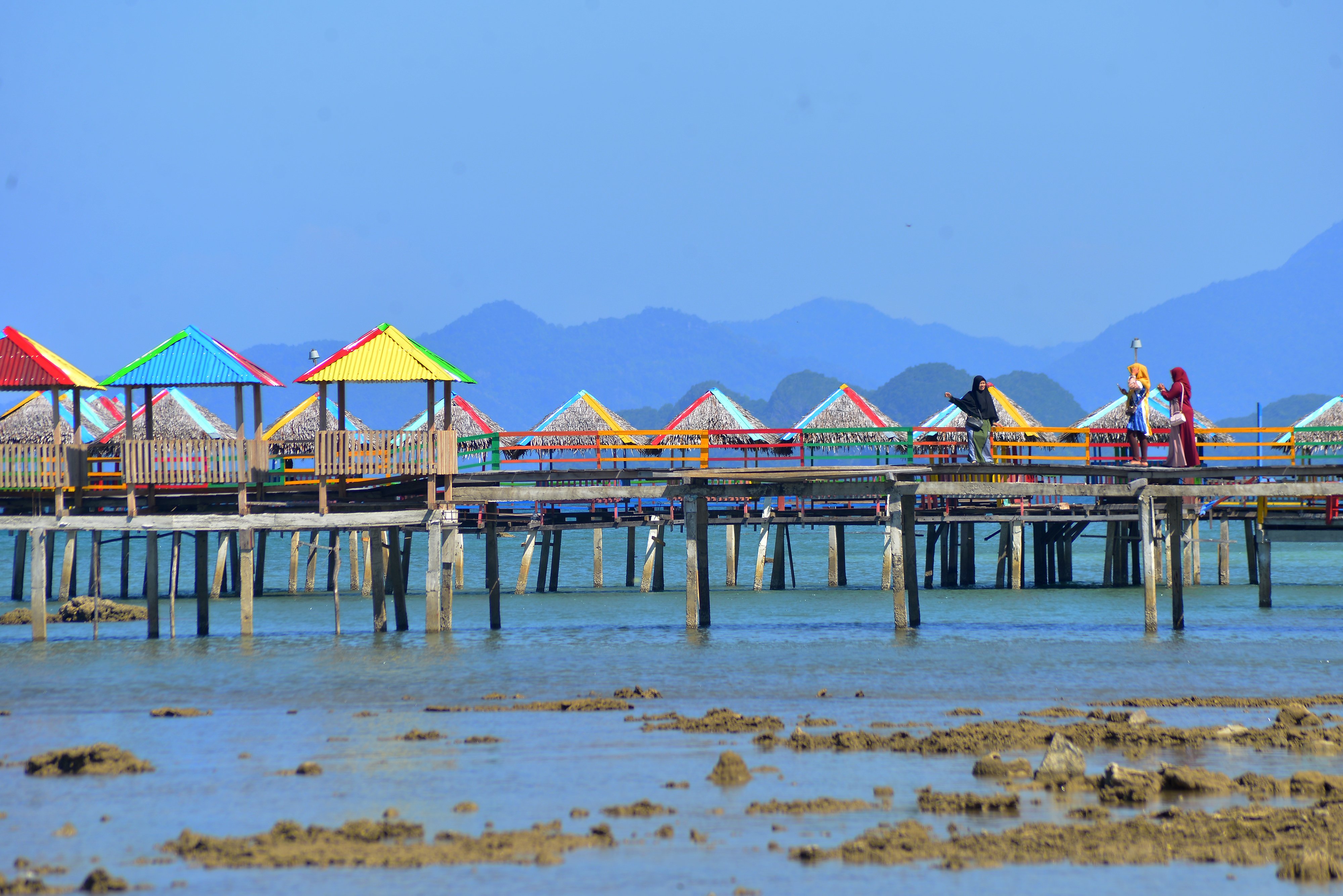 Wisatawan berswafoto di lokasi wisata terapung Pantai Lhokseudu, Kabupaten Aceh Besar, Aceh, Rabu (13/2/2019).