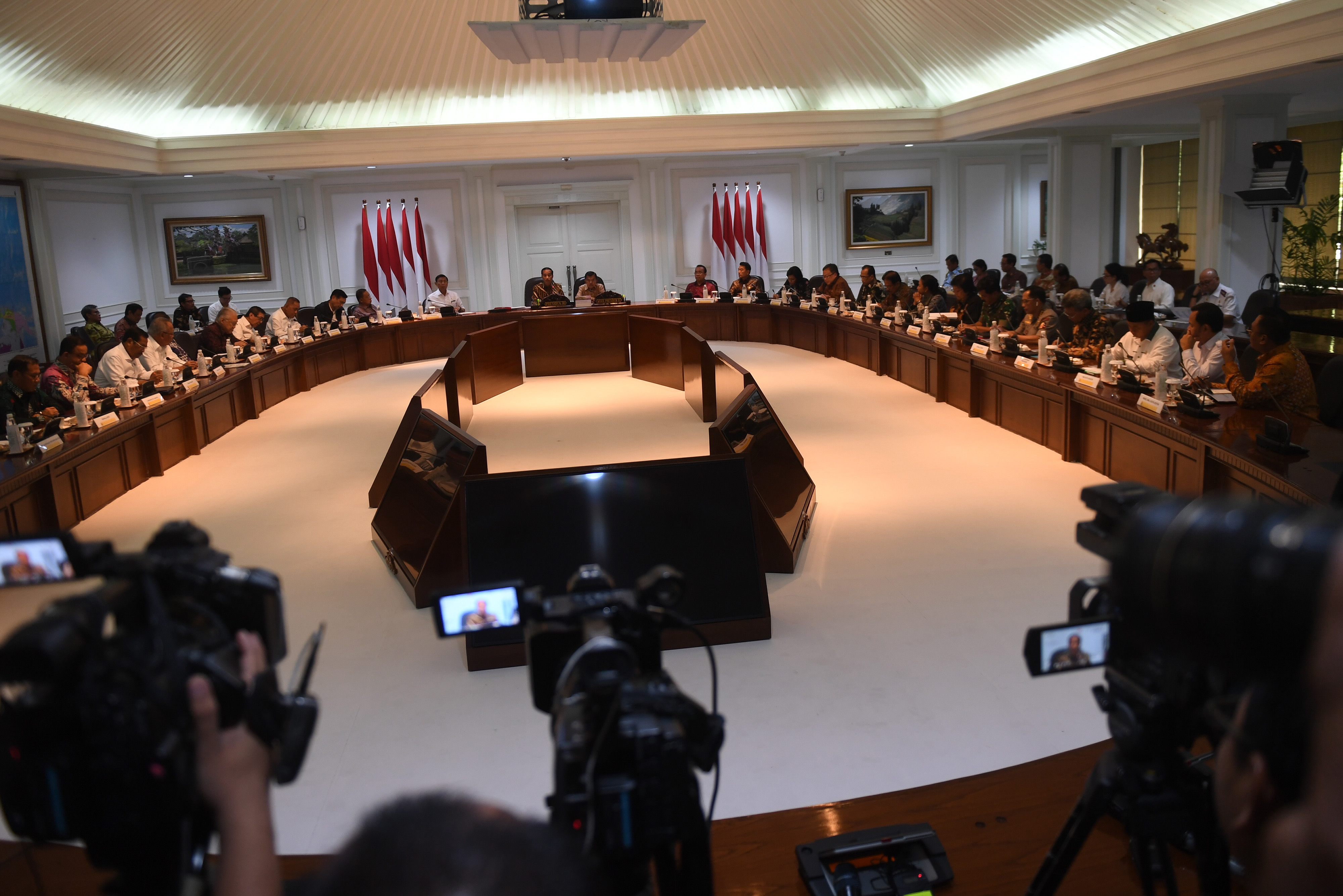 Suasana rapat terbatas di Kantor Presiden, Jakarta, Senin (29/4/2019). Ratas itu membahas tindak lanjut rencana pemindahan ibu kota.