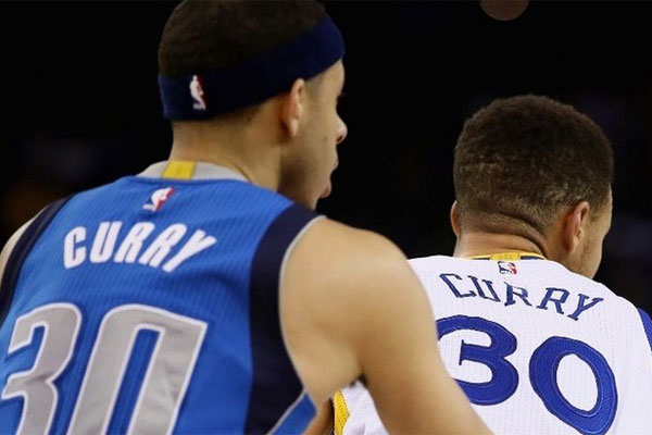 dua pemain bersaudara Stephen Curry dari Warriors dan Seth Curry dari Blazers