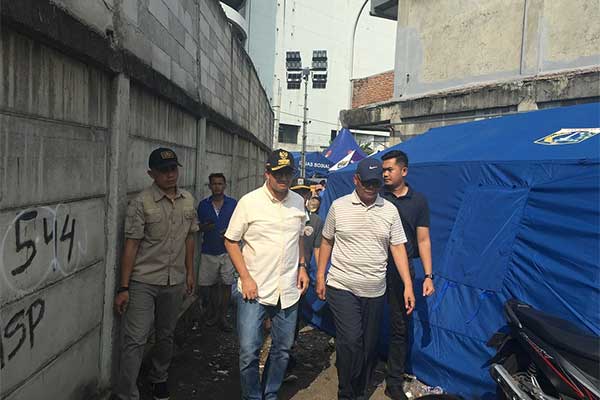Gubernur DKI Jakarta Anies Baswedan meninjau kebakaran di Kampung Bandan 
