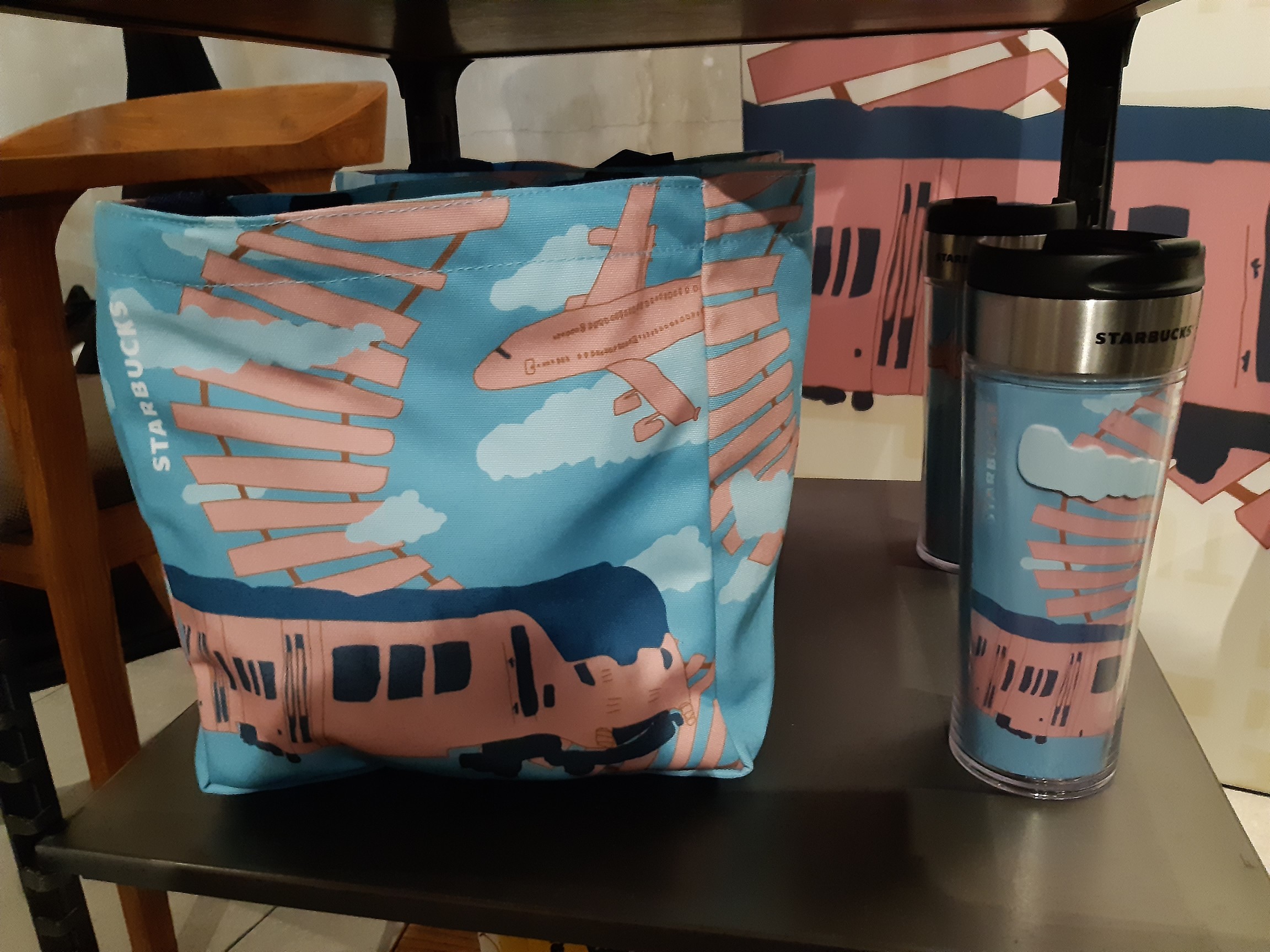 Tote bag dan tumbler Starbucks