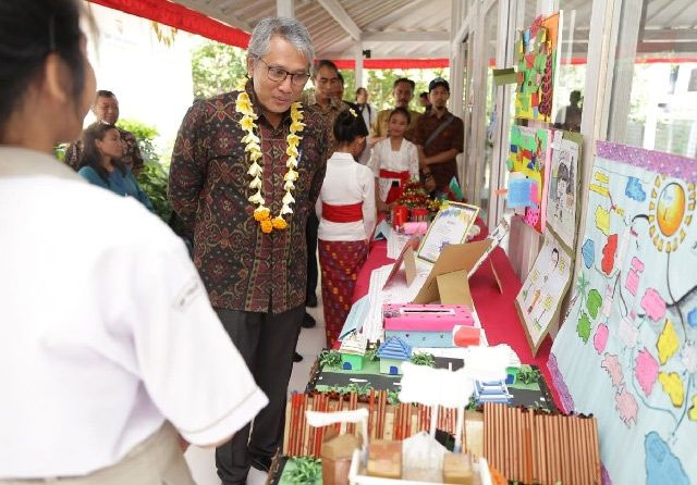 Direktur Utama PT PGN Tbk Gigih Prakoso dalam Acara Peresmian Perpustakaan Sekolah Tiara Nirwana di Bali, Senin (27/05).